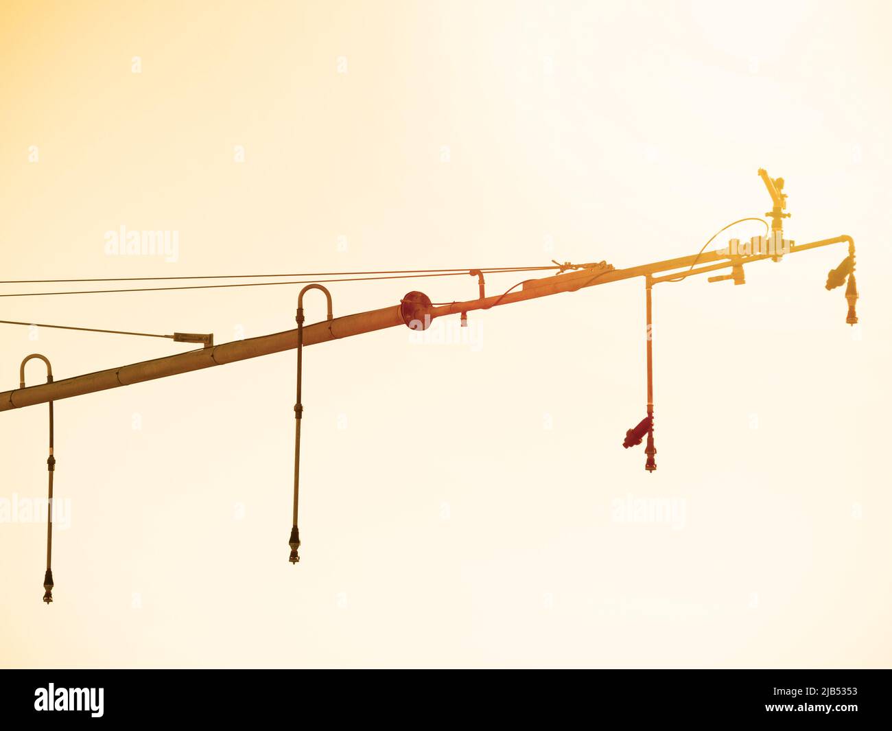 Un arroseur à pivot central arrosoir une ferme durable. Banque D'Images