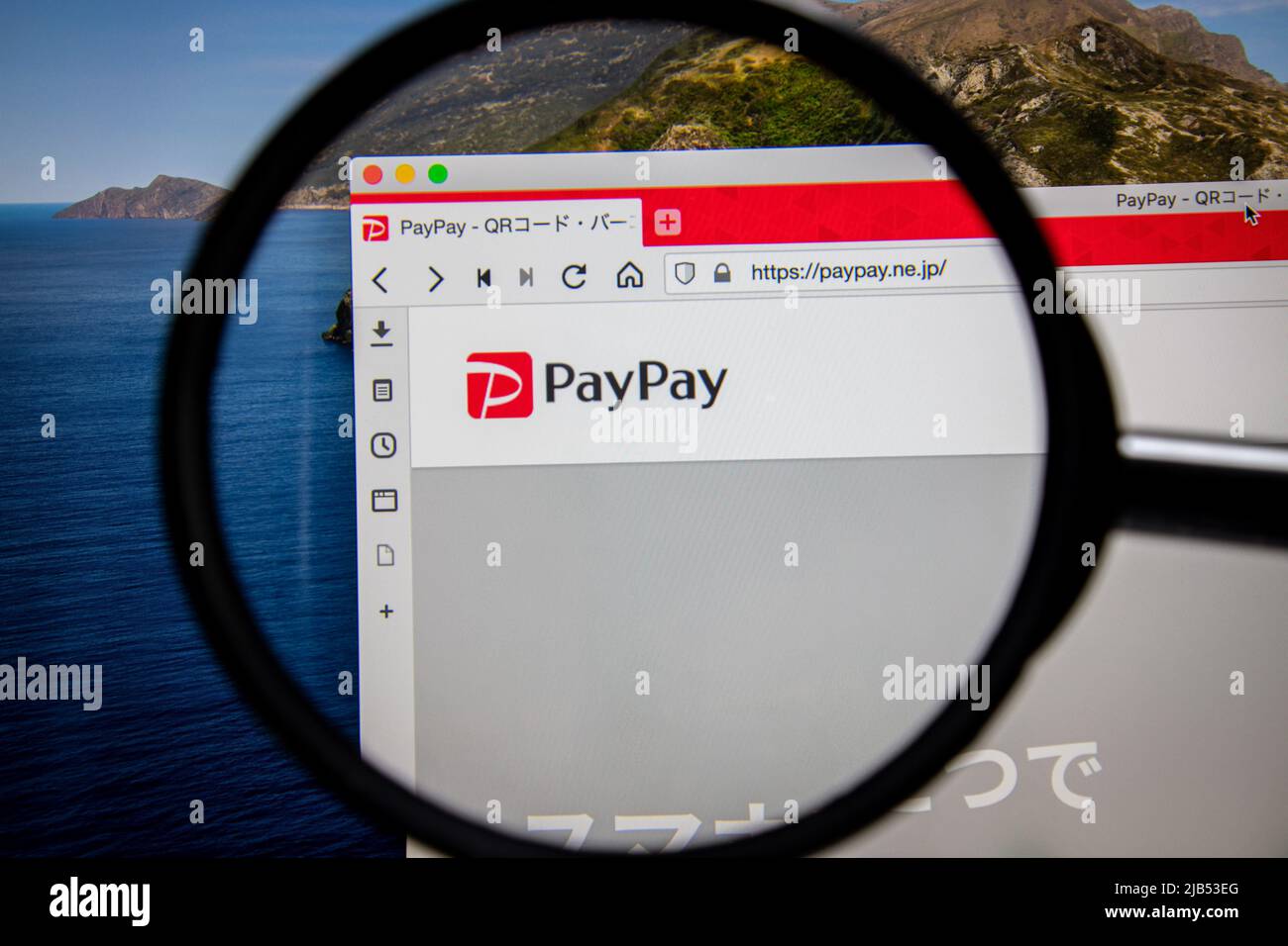 Gros plan sur le logo PayPay de l'ordinateur portable sous la loupe. Paypay est une coentreprise établie par SoftBank Corp. Et Yahoo Japan Corporation. Banque D'Images