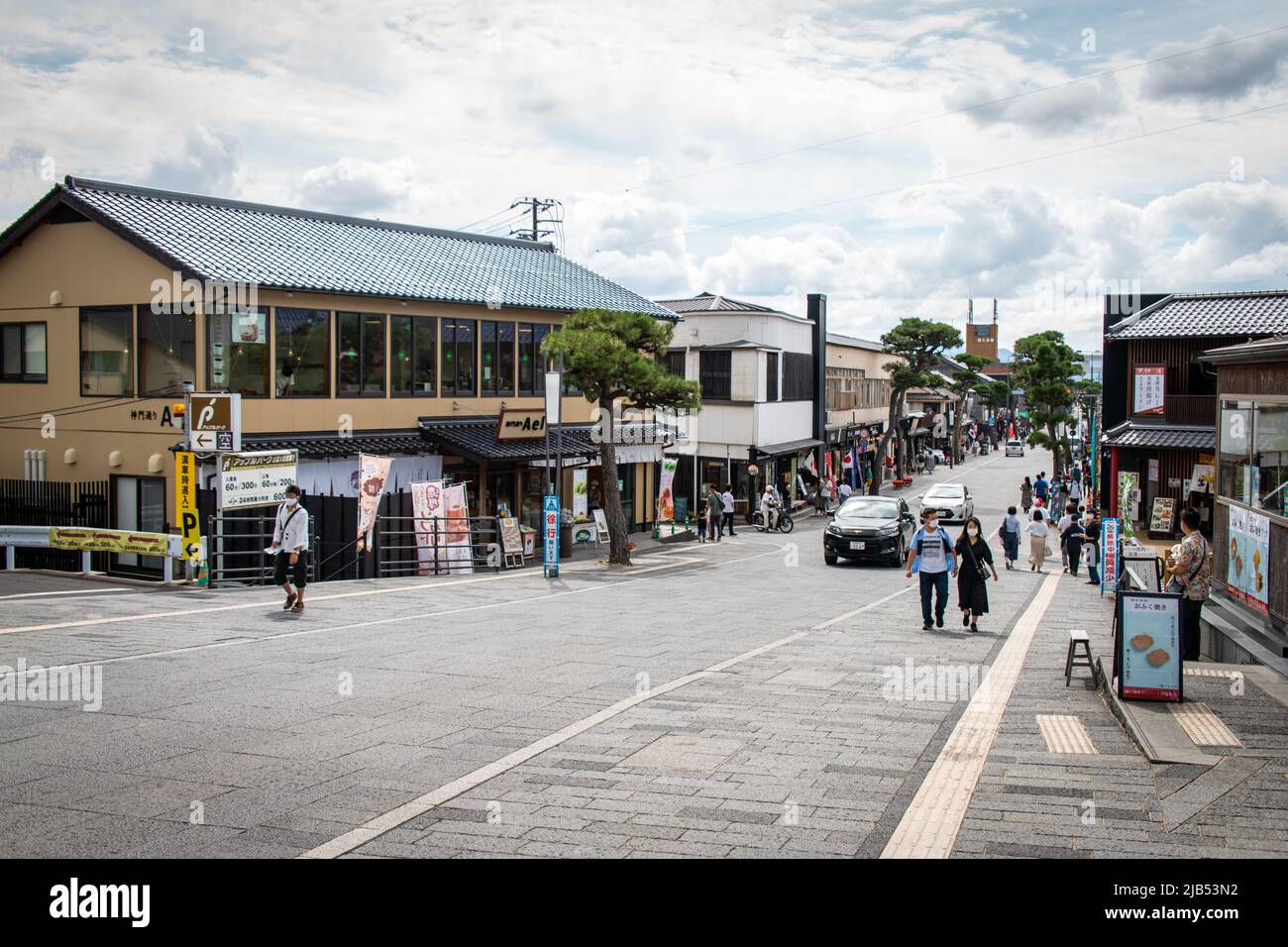 Izumo, Shimane, JAPON - 22 2020 septembre : Shinmon-dori, rue menant à la porte d'entrée du sanctuaire Izumo Taisha, par beau temps. La rue en a beaucoup Banque D'Images