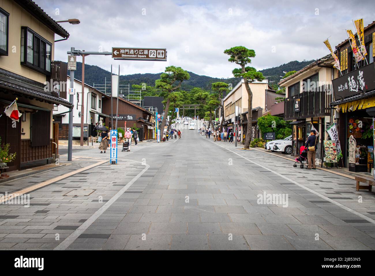 Izumo, Shimane, JAPON - 22 2020 septembre : Shinmon-dori, rue menant à la porte d'entrée du sanctuaire Izumo Taisha, par beau temps. La rue en a beaucoup Banque D'Images