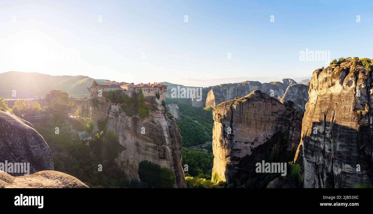 Monastères Meteora, le monastère Saint de Varlaam au premier plan, Grèce Banque D'Images