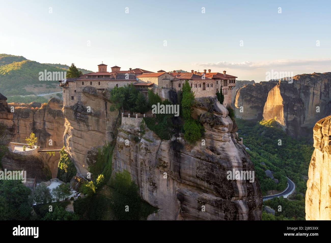 Monastères Meteora, le monastère Saint de Varlaam au premier plan, Grèce Banque D'Images