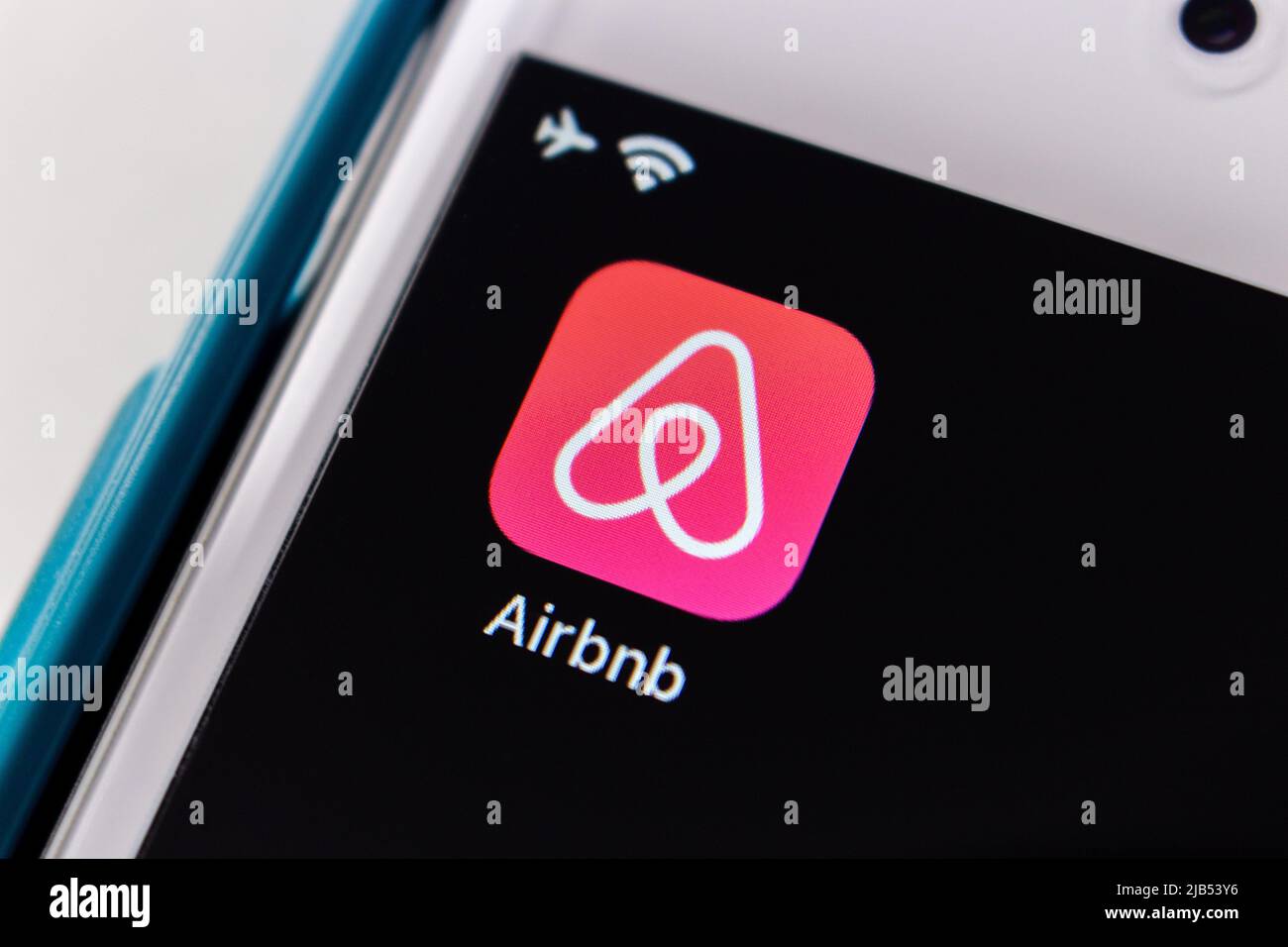Kumamoto, JAPON - Déc 17 2020 : Airbnb app, un service en ligne américain qui permet aux gens de louer les propriétés ou les salles de rechange aux clients via app, sur iPhone Banque D'Images