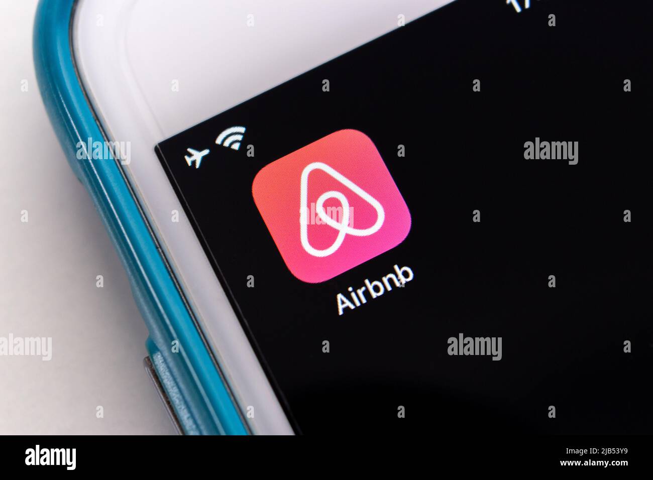Kumamoto, JAPON - Déc 17 2020 : Airbnb app, un service en ligne américain qui permet aux gens de louer les propriétés ou les salles de rechange aux clients via app, sur iPhone Banque D'Images