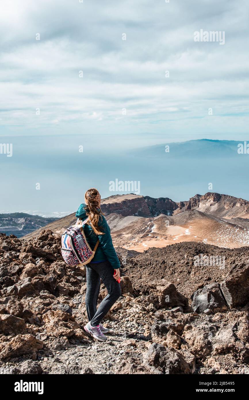 Jeune femme au sommet du volcan El Teide à Ténérife ou montagne en regardant la vallée avec une vue splendide. Évaluateur du volcan Pico Viejo Banque D'Images