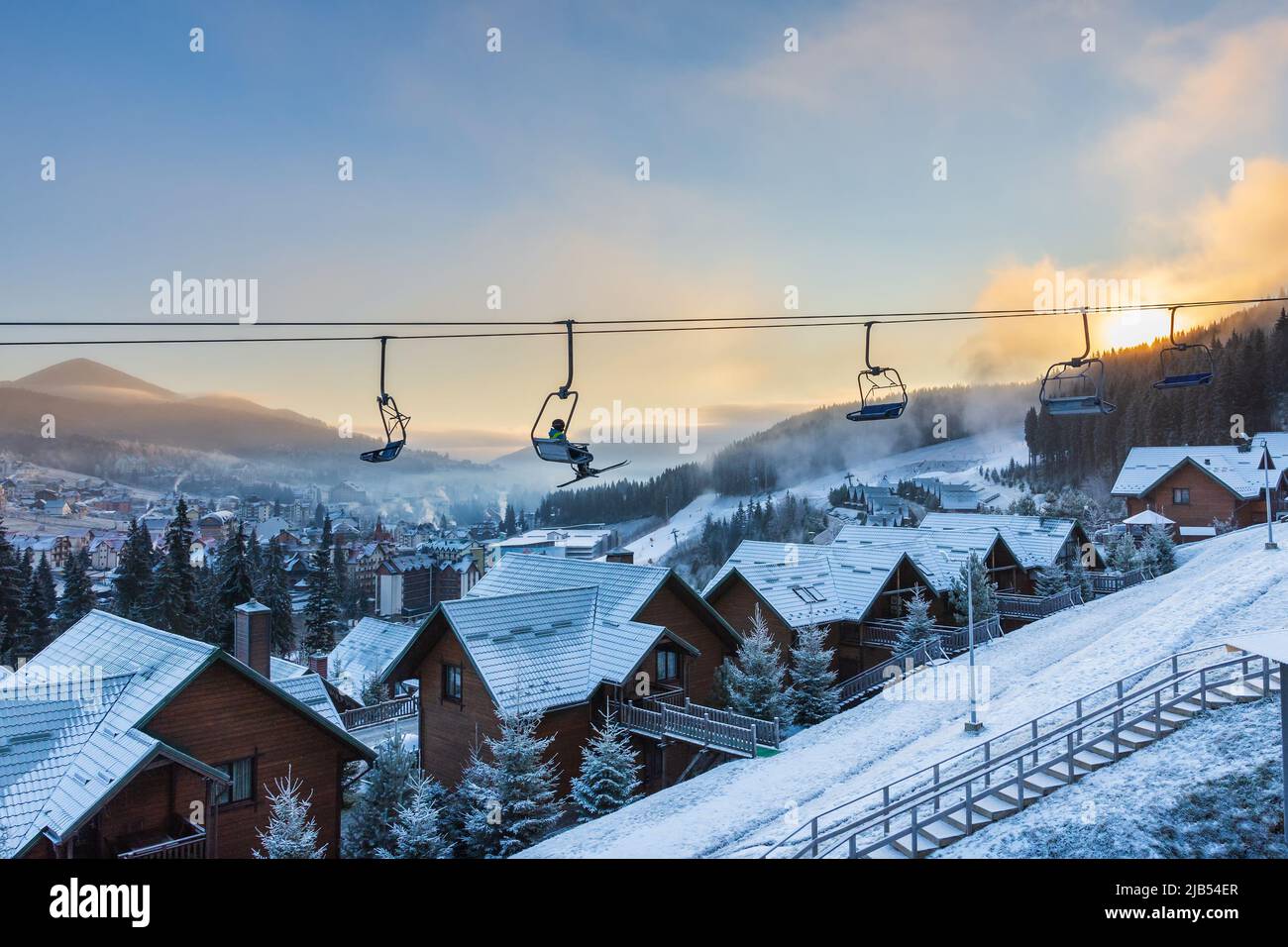 Piste de ski avec le télésiège, Bukovel resort, Carpates, Ukraine Banque D'Images