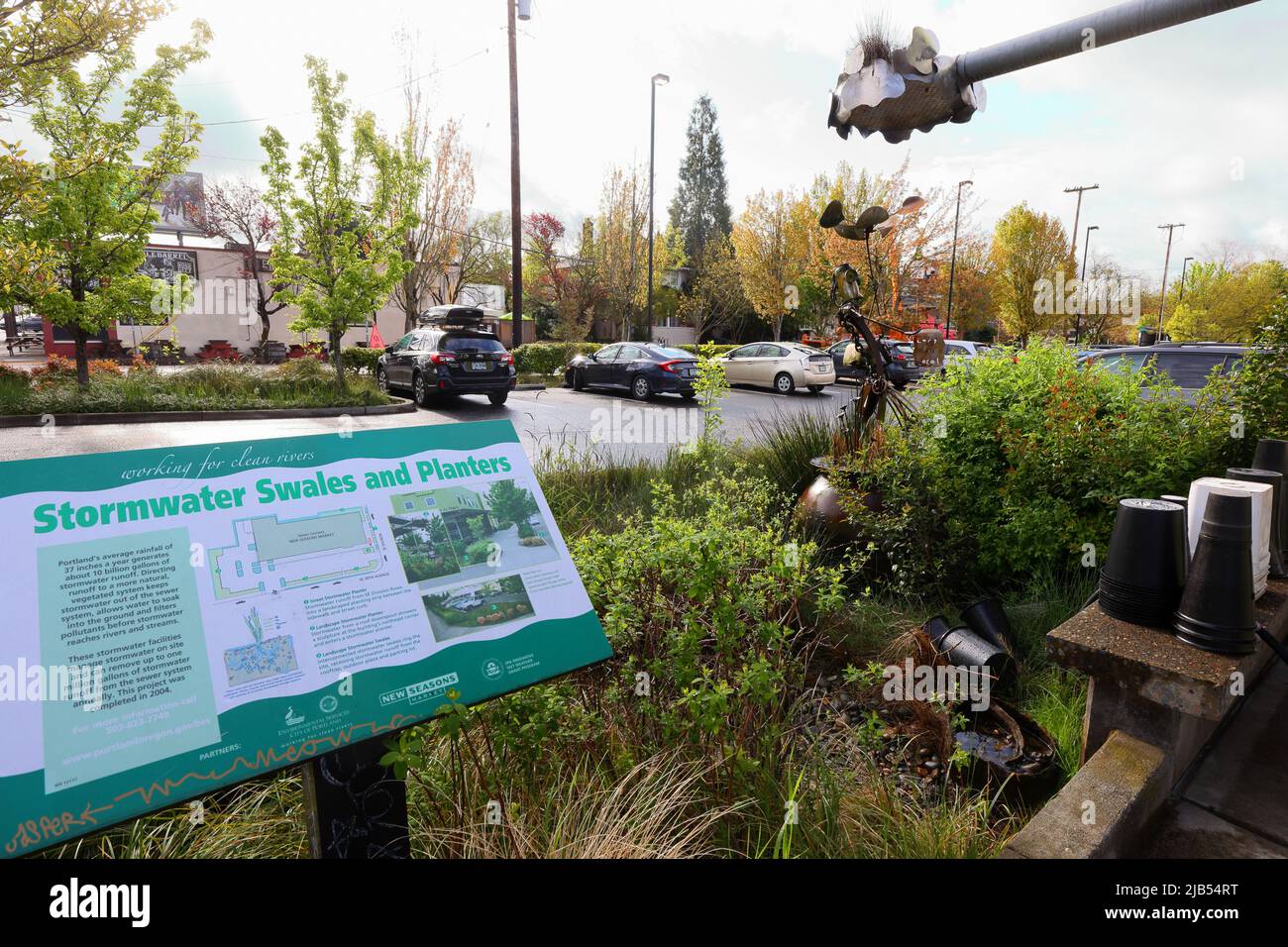 Une sculpture sur le toit qui drape le ruissellement des eaux pluviales dans une zone de biorétension, jardin de pluie à New Seasons Market, 1954 se Division St, Portland, OR Banque D'Images