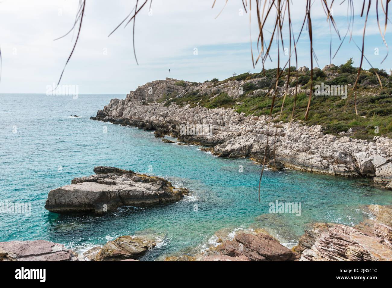 Côte karstique méditerranéenne, eau bleue et plage rocheuse. Banque D'Images