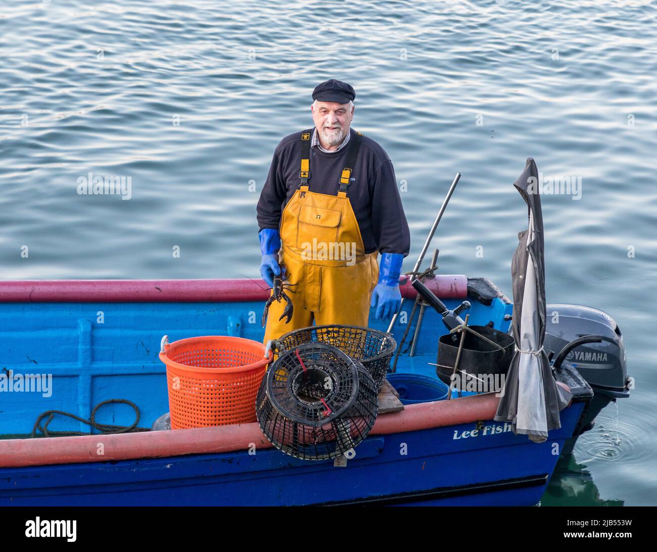 Cobh, Cork, Irlande. 03rd juin 2022. Le pêcheur côtier Ron Randells tient un homard qu'il a pris dans l'un de ses pots, celui-ci est trop petit et sera jeté à Cobh, Co. Cork. Ron pêche normalement avant l'aube où toutes ses prises seront exportées vers l'Espagne. - Crédit; David Creedon / Alamy Live News Banque D'Images