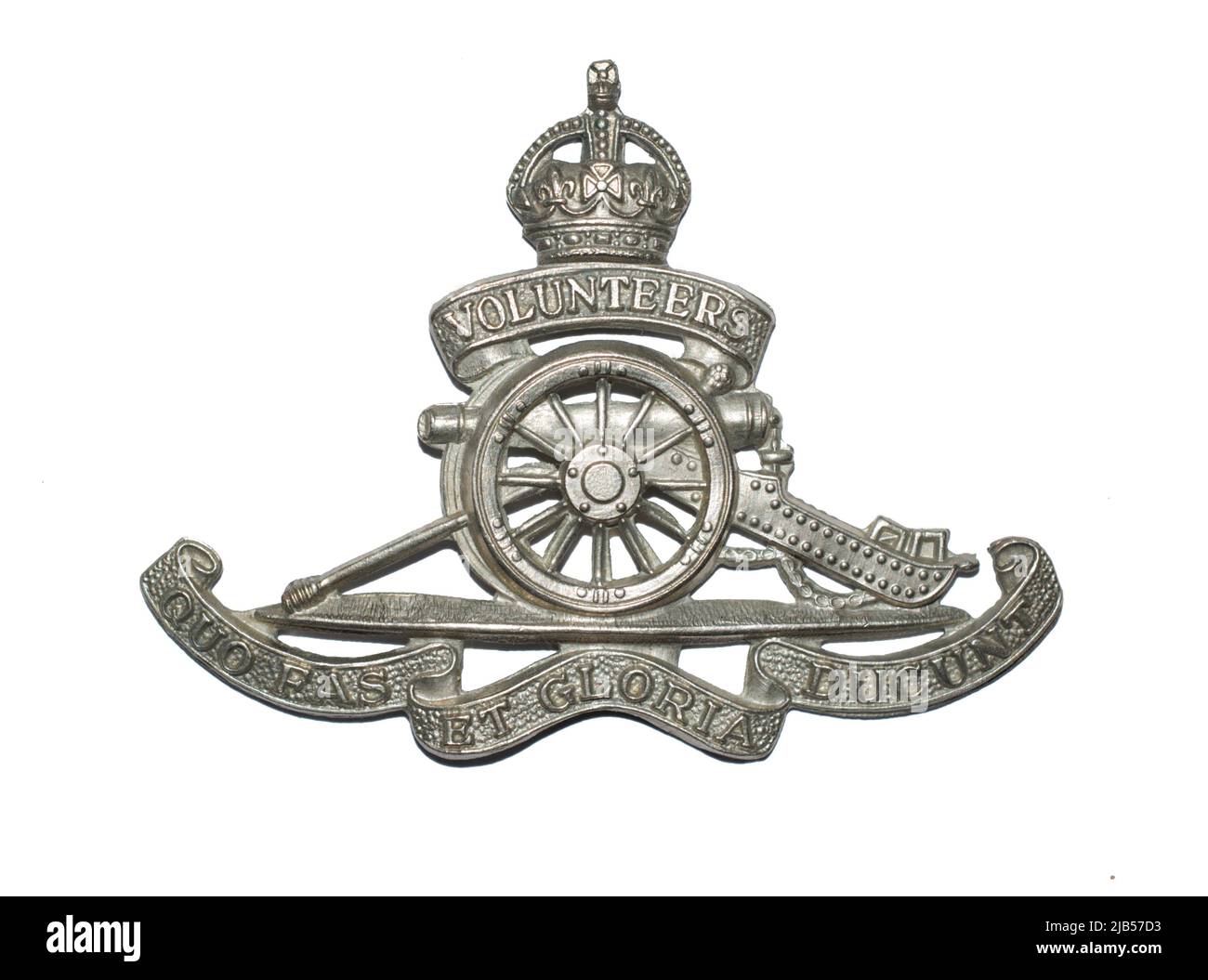 Un insigne de chapeau des volontaires de l'Artillerie royale en métal blanc c. 1902-1908. Banque D'Images
