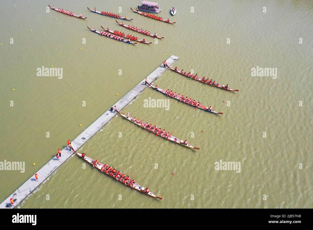 SUQIAN, CHINE - 3 JUIN 2022 - les participants participent à une course de bateaux-dragons au centre de sports nautiques de Linhuai, dans le comté de Sihong, dans la ville de Suqian, Banque D'Images