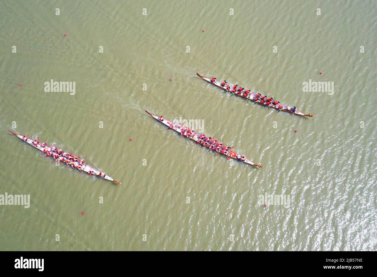 SUQIAN, CHINE - 3 JUIN 2022 - les participants participent à une course de bateaux-dragons au centre de sports nautiques de Linhuai, dans le comté de Sihong, dans la ville de Suqian, Banque D'Images