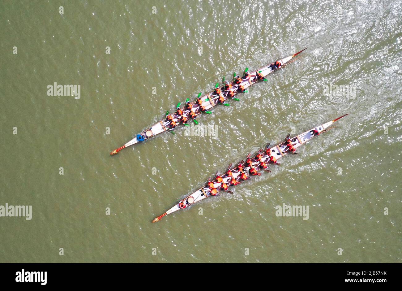 SUQIAN, CHINE - 3 JUIN 2022 - les participants participent à une course de bateaux-dragons au centre de sports nautiques de Linhuai, dans le comté de Sihong, dans la ville de Suqian, Banque D'Images