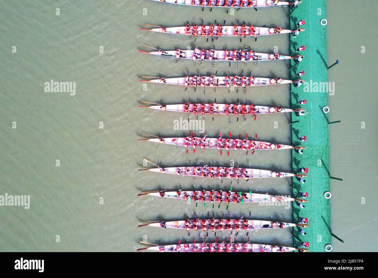 SUQIAN, CHINE - 3 JUIN 2022 - les participants participent à une course de bateaux-dragons au centre de sports nautiques de Linhuai, dans le comté de Sihong, dans la ville de Suqian, Banque D'Images