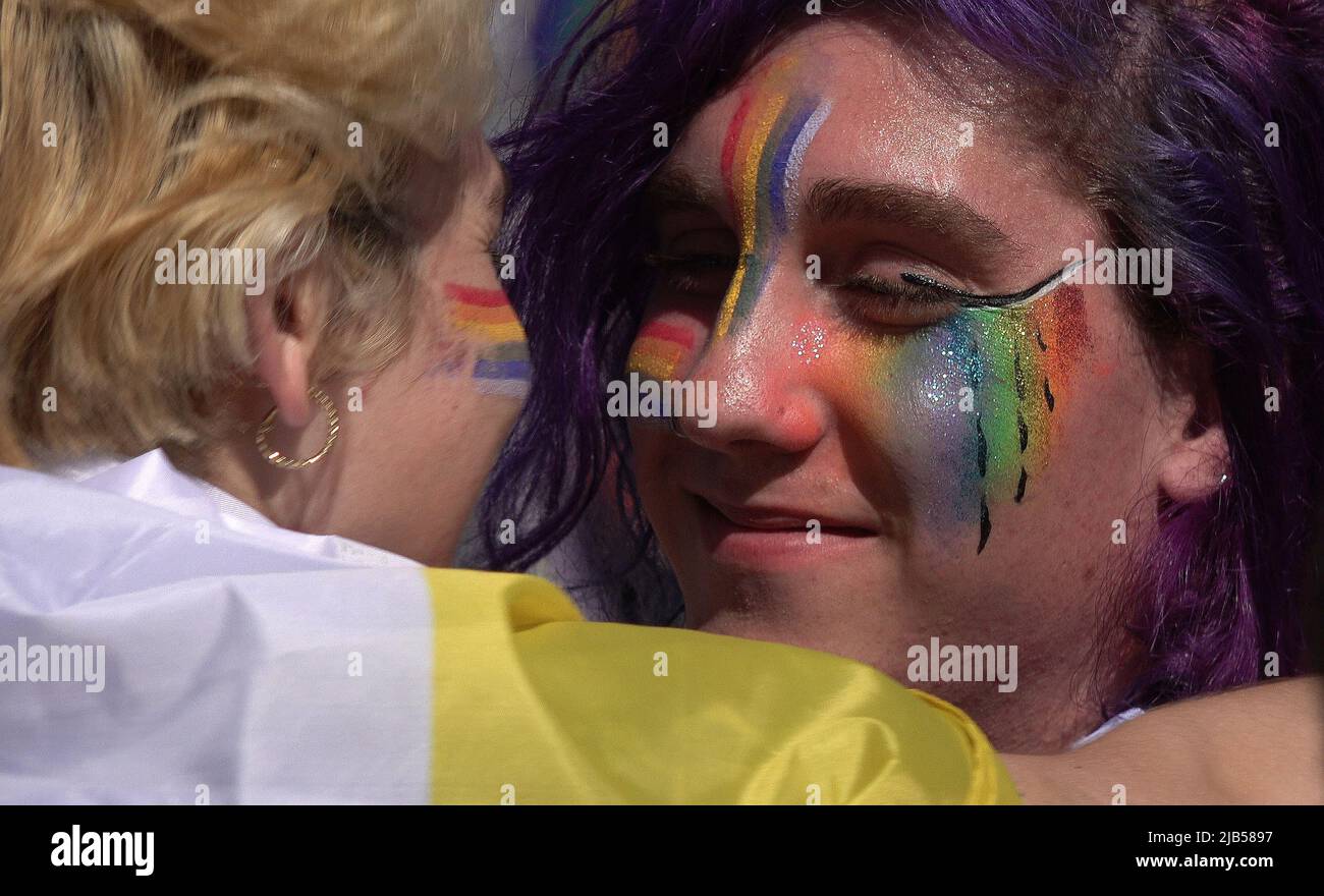 JÉRUSALEM, ISRAËL - JUIN 02: Les participants avec une peinture arc-en-ciel dans leur visage sourient les uns les autres pendant le défilé annuel de la fierté gay de Jérusalem dans le cadre de la célébration internationale du mois de la fierté LGBT le June0 2, 2022 à Jérusalem, Israël. Le Jerusalem gay Pride Parade rencontre souvent des contre-manifestations le long de son trajet, et parfois avec la violence. Les dirigeants de la communauté Haredi et d'autres groupes religieux appellent à son annulation chaque année. Crédit : Eddie Gerald/Alay Live News Banque D'Images