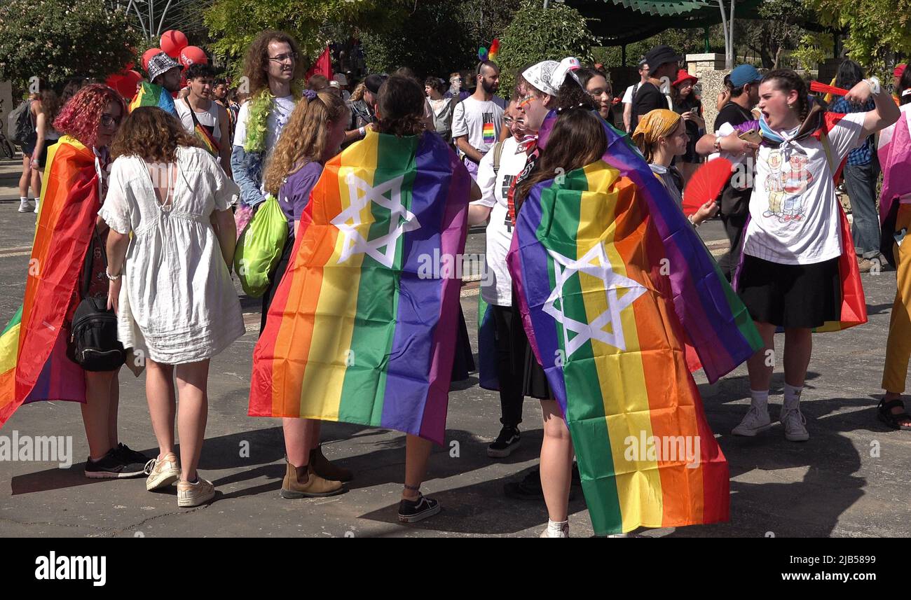JÉRUSALEM, ISRAËL - JUIN 02 : les participants ont enveloppé le drapeau arc-en-ciel de la fierté gay traditionnelle avec l'étoile de David, un symbole juif lors du défilé annuel de la fierté gay de Jérusalem dans le cadre de la célébration internationale du mois de la fierté LGBT le June0 2, 2022 à Jérusalem, Israël. Le Jerusalem gay Pride Parade rencontre souvent des contre-manifestations le long de son trajet, et parfois avec la violence. Les dirigeants de la communauté Haredi et d'autres groupes religieux appellent à son annulation chaque année. Crédit : Eddie Gerald/Alay Live News Banque D'Images
