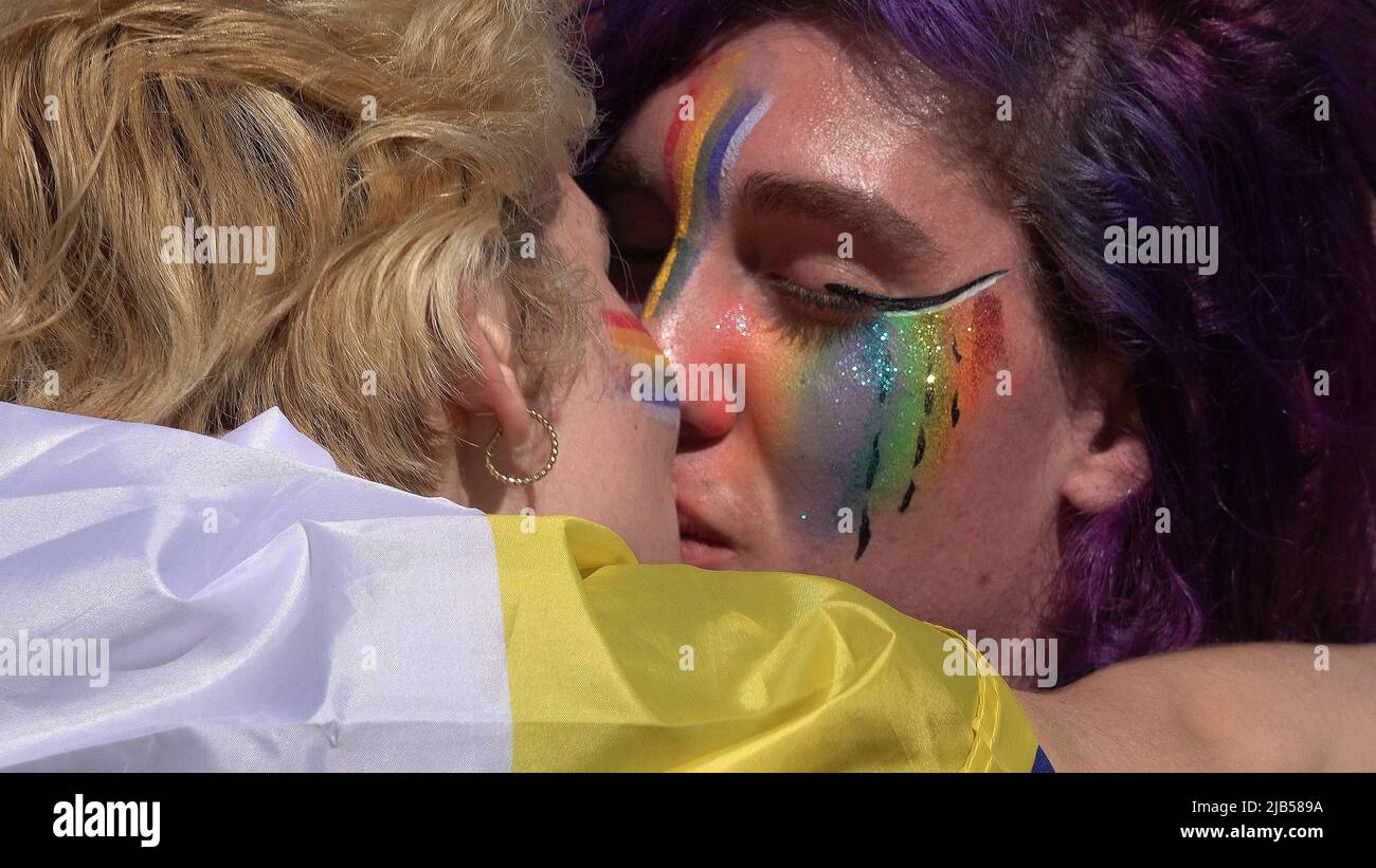JÉRUSALEM, ISRAËL - JUIN 02: Les participants avec une peinture arc-en-ciel dans leur visage baiser pendant le défilé annuel de la fierté gay de Jérusalem dans le cadre de la célébration internationale de la fierté LGBT mois le June0 2, 2022 à Jérusalem, Israël. Le Jerusalem gay Pride Parade rencontre souvent des contre-manifestations le long de son trajet, et parfois avec la violence. Les dirigeants de la communauté Haredi et d'autres groupes religieux appellent à son annulation chaque année. Crédit : Eddie Gerald/Alay Live News Banque D'Images
