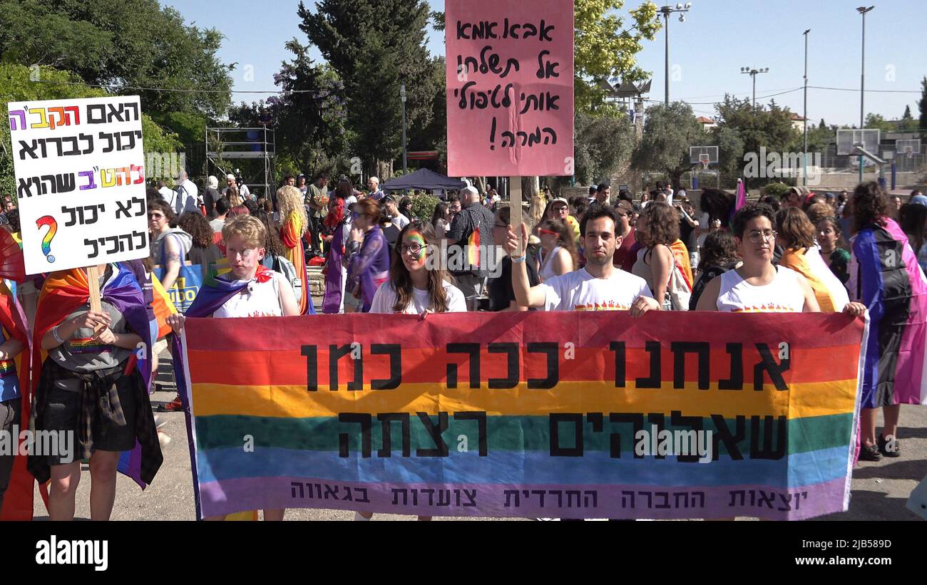 JÉRUSALEM, ISRAËL - JUIN 02 : membres des LGBT qui ont quitté une communauté juive orthodoxe, Tenez le drapeau arc-en-ciel traditionnel de fierté gay avec une écriture en hébreu 'nous sommes la façon dont Dieu voulait que nous être' pendant le défilé annuel de la fierté gay de Jérusalem dans le cadre de l'observance internationale du mois de la fierté LGBT le June0 2, 2022 à Jérusalem, Israël. Le Jerusalem gay Pride Parade rencontre souvent des contre-manifestations le long de son trajet, et parfois avec la violence. Les dirigeants de la communauté Haredi et d'autres groupes religieux appellent à son annulation chaque année. Crédit : Eddie Gerald/Alay Live News Banque D'Images