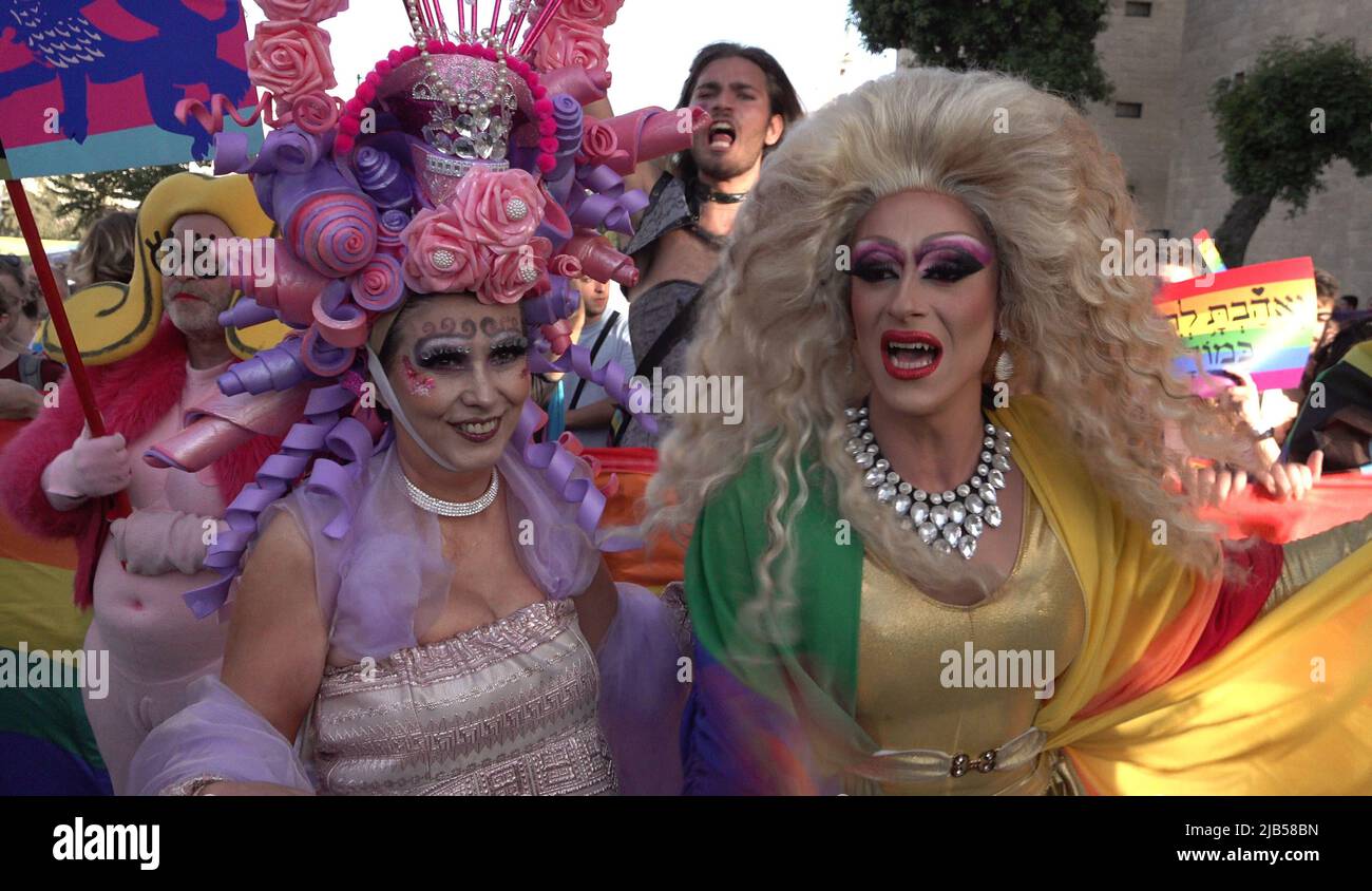 JÉRUSALEM, ISRAËL - JUIN 02 : les participants se sont habillés en mars lors du défilé annuel de la fierté gay de Jérusalem dans le cadre de la célébration internationale du mois de la fierté LGBT le June0 2, 2022 à Jérusalem, Israël. Le Jerusalem gay Pride Parade rencontre souvent des contre-manifestations le long de son trajet, et parfois avec la violence. Les dirigeants de la communauté Haredi et d'autres groupes religieux appellent à son annulation chaque année. Crédit : Eddie Gerald/Alay Live News Banque D'Images