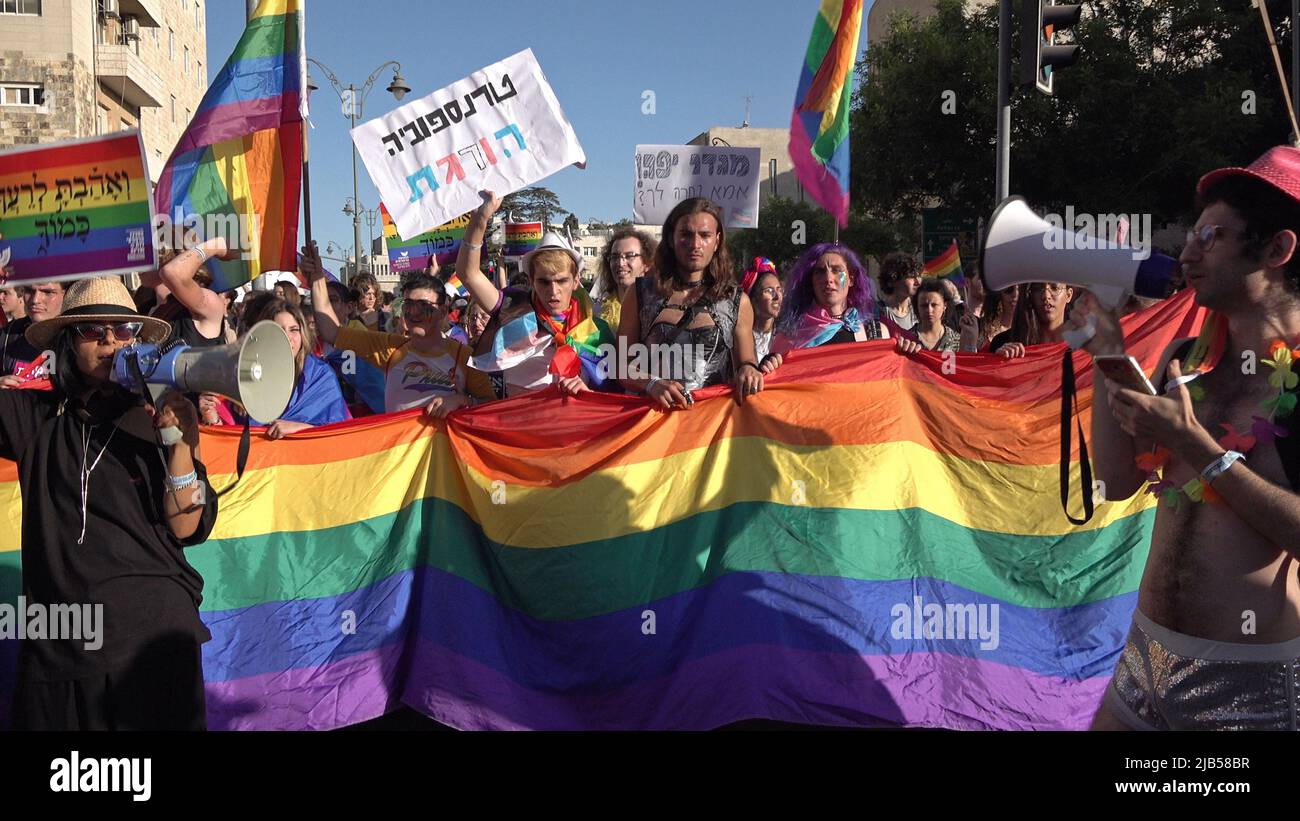 JERUSALEM, ISRAËL - JUIN 02: Les participants défilent avec le drapeau arc-en-ciel de la fierté gay traditionnelle, un symbole de la fierté LGBTQ lors du défilé annuel de la fierté gay de Jérusalem dans le cadre de la célébration internationale du mois de la fierté LGBT le June0 2, 2022 à Jérusalem, Israël. Le Jerusalem gay Pride Parade rencontre souvent des contre-manifestations le long de son trajet, et parfois avec la violence. Les dirigeants de la communauté Haredi et d'autres groupes religieux appellent à son annulation chaque année. Crédit : Eddie Gerald/Alay Live News Banque D'Images