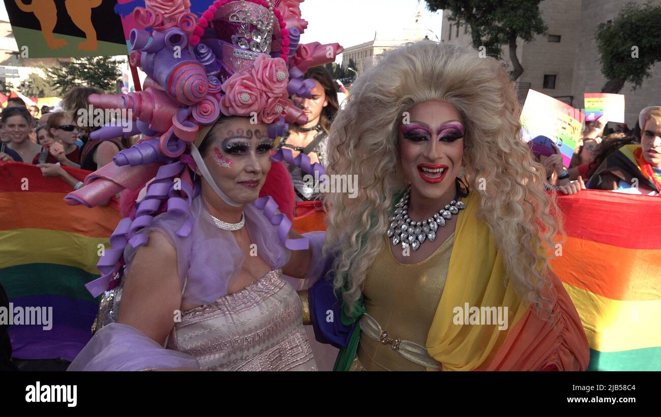 JÉRUSALEM, ISRAËL - JUIN 02 : les participants se sont habillés en mars lors du défilé annuel de la fierté gay de Jérusalem dans le cadre de la célébration internationale du mois de la fierté LGBT le June0 2, 2022 à Jérusalem, Israël. Le Jerusalem gay Pride Parade rencontre souvent des contre-manifestations le long de son trajet, et parfois avec la violence. Les dirigeants de la communauté Haredi et d'autres groupes religieux appellent à son annulation chaque année. Crédit : Eddie Gerald/Alay Live News Banque D'Images