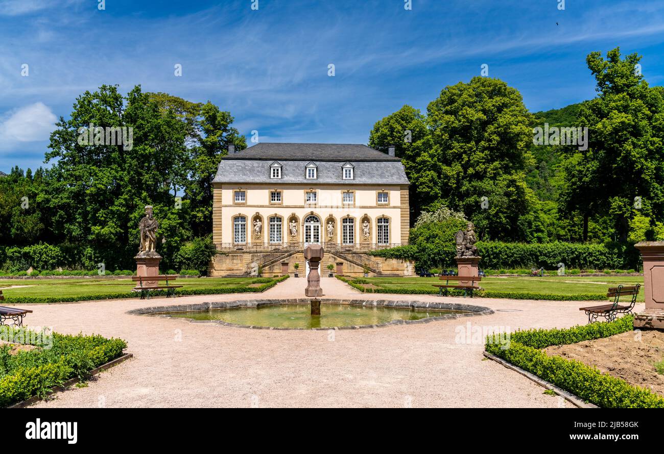 Echternach, Luxembourg - 2 juin 2022 : bâtiment Lyceum et jardins historiques avec fontaine et statues à Echternach Banque D'Images