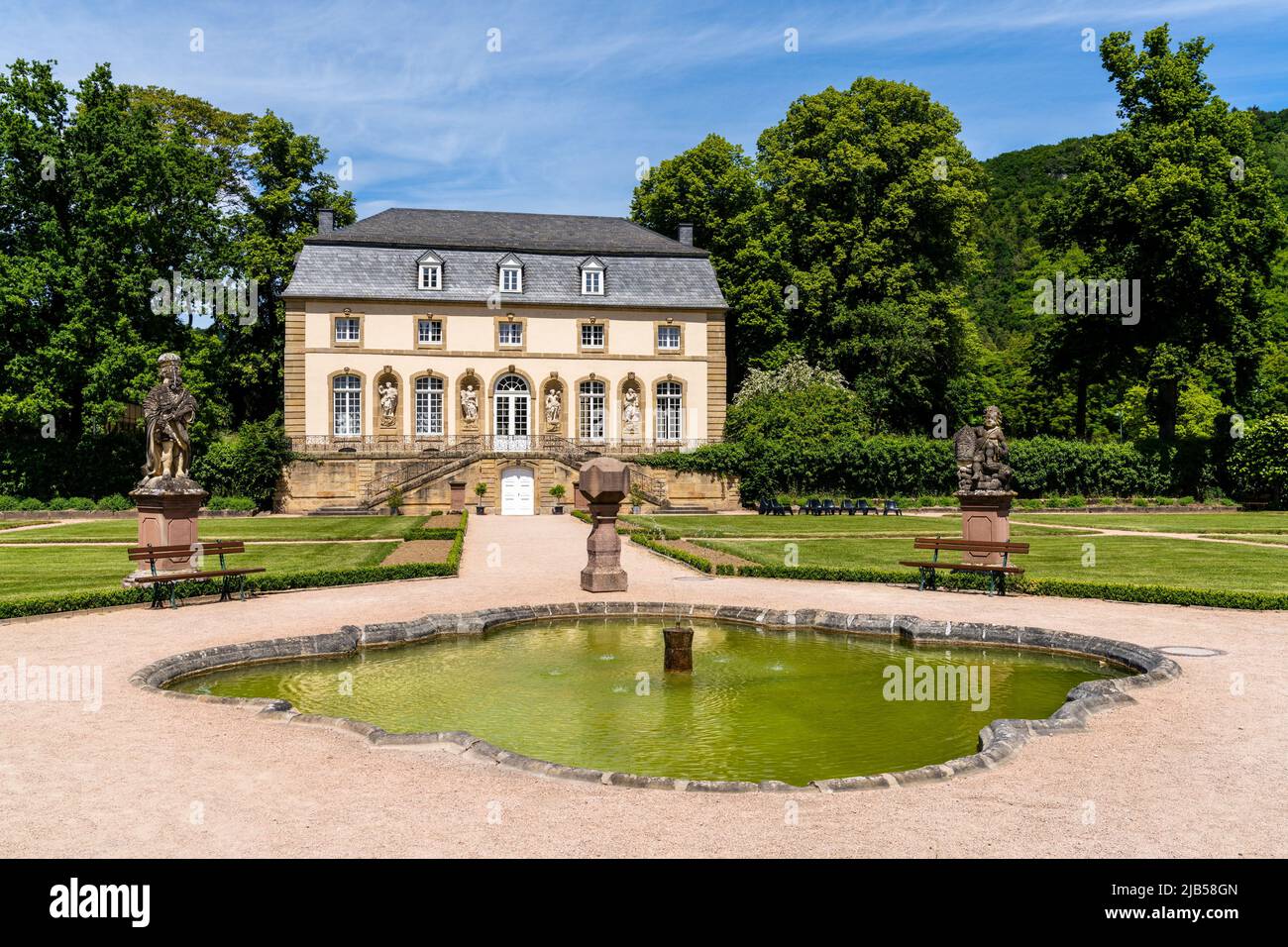 Echternach, Luxembourg - 2 juin 2022 : bâtiment Lyceum et jardins historiques avec fontaine et statues à Echternach Banque D'Images
