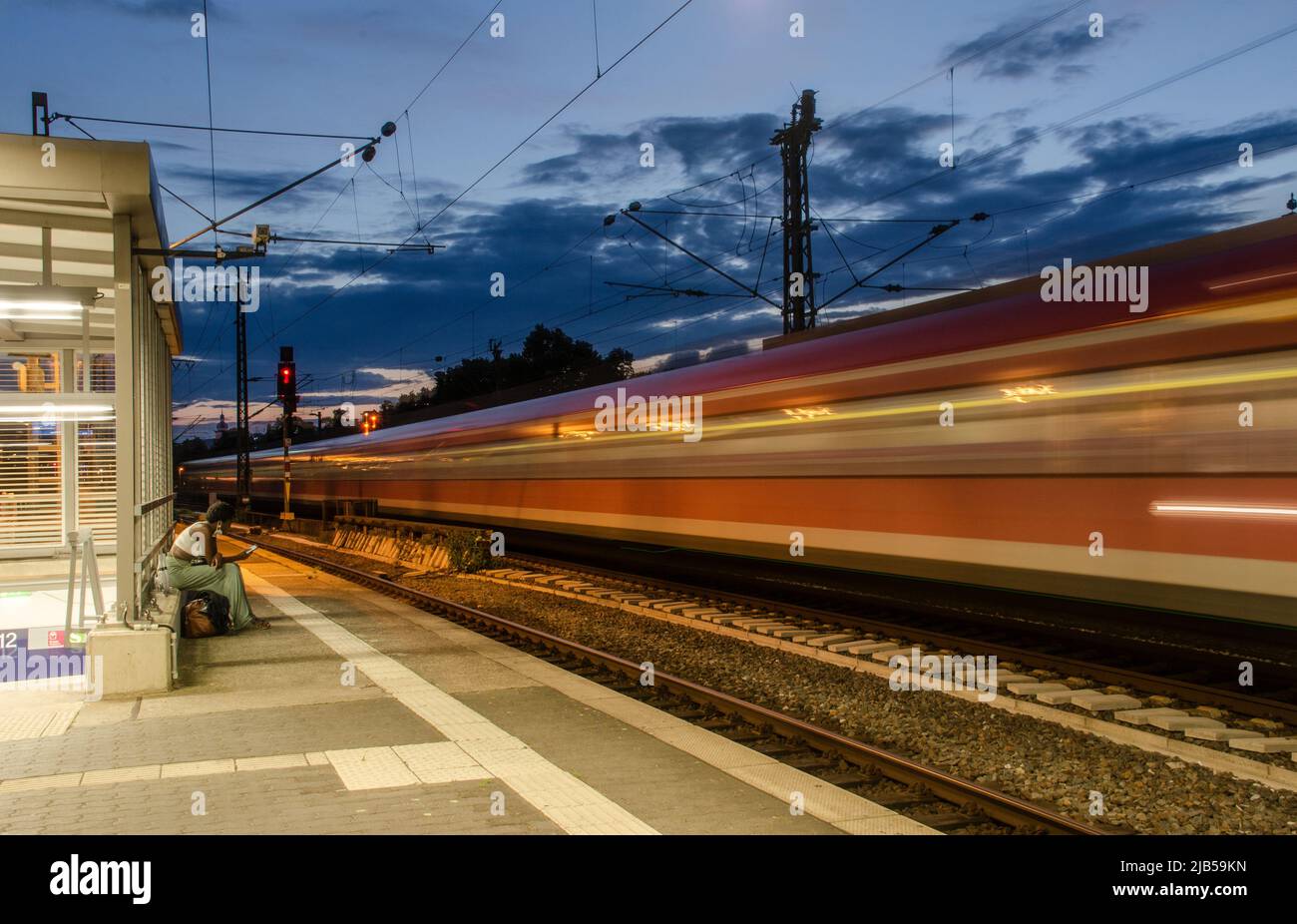 Cologne 2021 juin : gare de Deuz la nuit en exposition de longue durée Banque D'Images