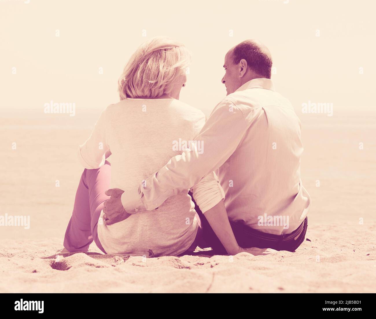 couple d'âge mûr à la plage de sable Banque D'Images