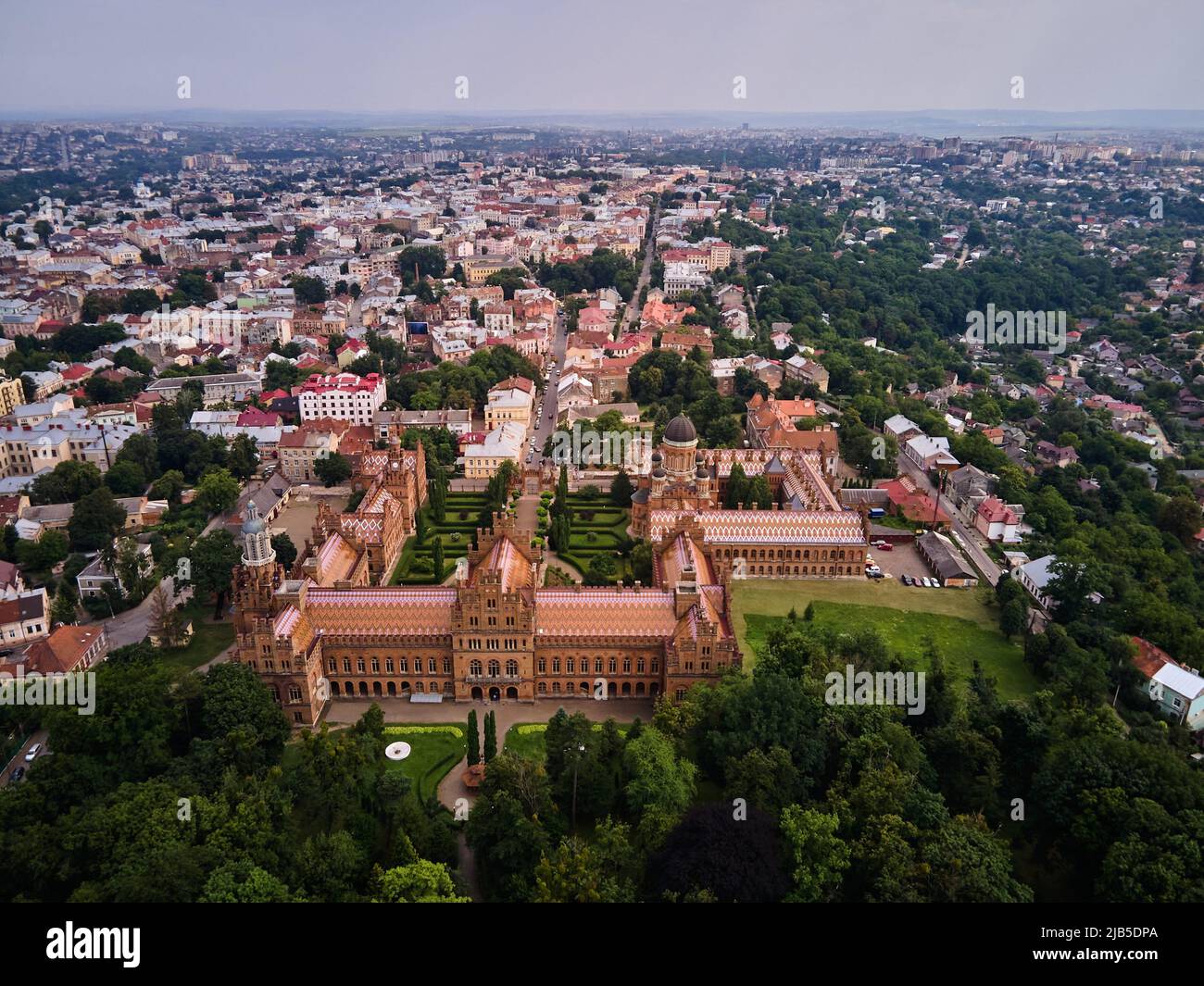 Vue aérienne de l'Université nationale Yuriy Fedkovych Chernivtsi, Ukraine, monuments architecturaux dans l'ouest de l'Ukraine, destination touristique Chernivtsi. Banque D'Images