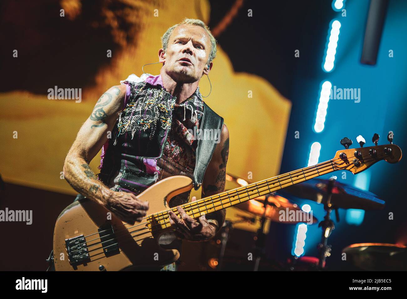 ZURICH, HALLENSTADION, OCTOBRE 5th 2016 : brocante, bassiste du groupe de rock américain Red Hot Chili Peppers, en direct sur scène pour la branche suisse du « Getaway World Tour » Banque D'Images