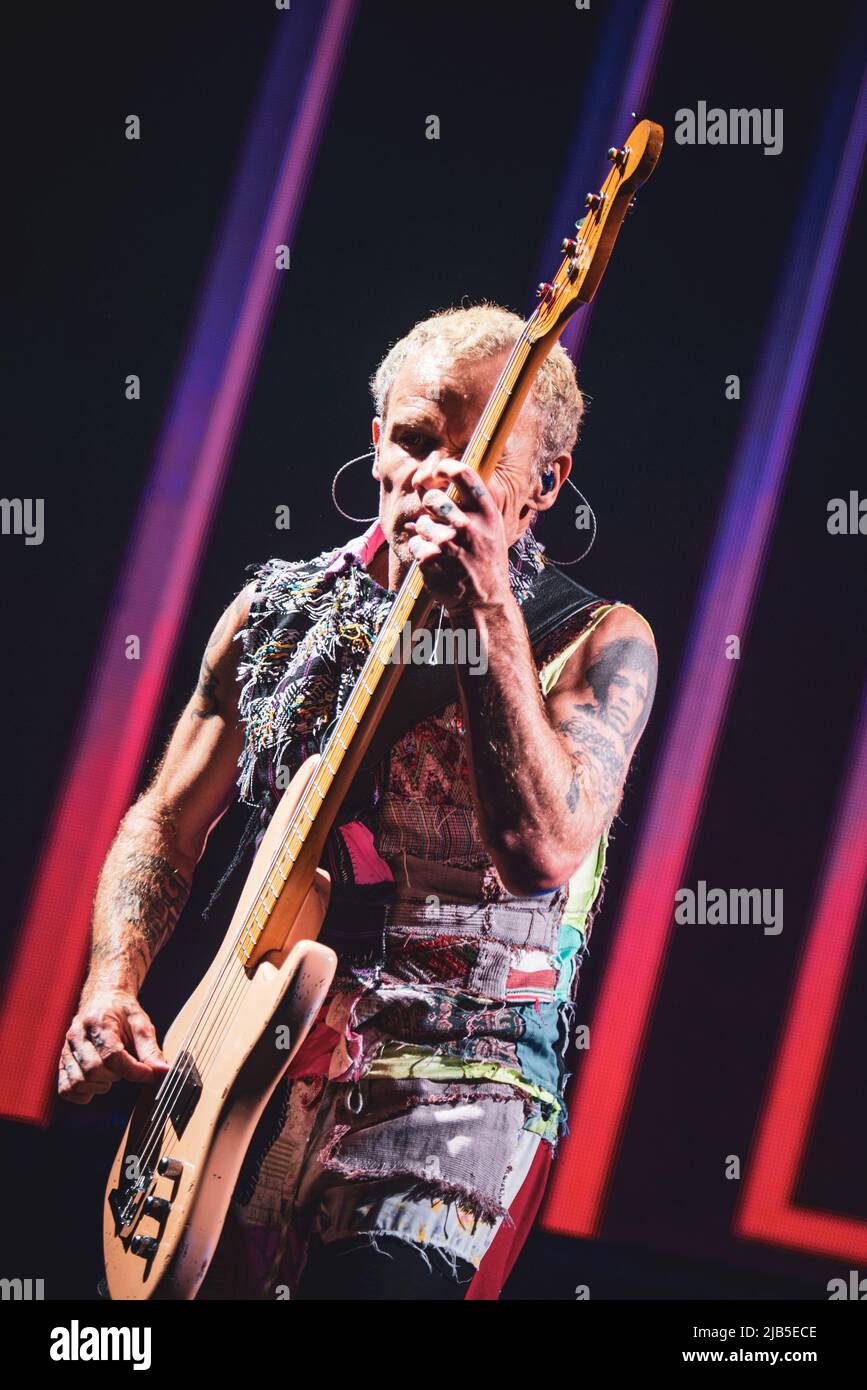 ZURICH, HALLENSTADION, OCTOBRE 5th 2016 : brocante, bassiste du groupe de rock américain Red Hot Chili Peppers, en direct sur scène pour la branche suisse du « Getaway World Tour » Banque D'Images