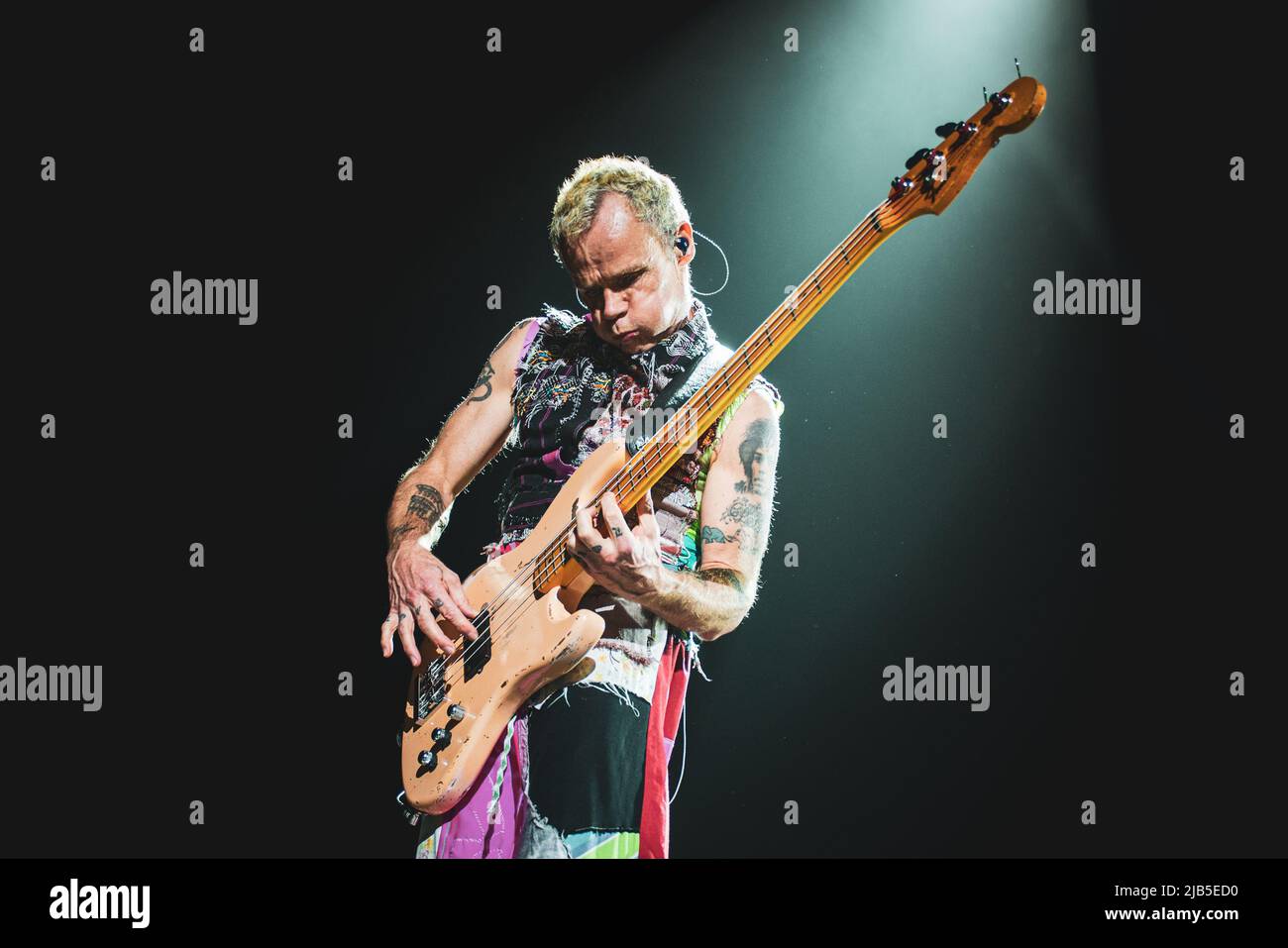 ZURICH, HALLENSTADION, OCTOBRE 5th 2016 : brocante, bassiste du groupe de rock américain Red Hot Chili Peppers, en direct sur scène pour la branche suisse du « Getaway World Tour » Banque D'Images