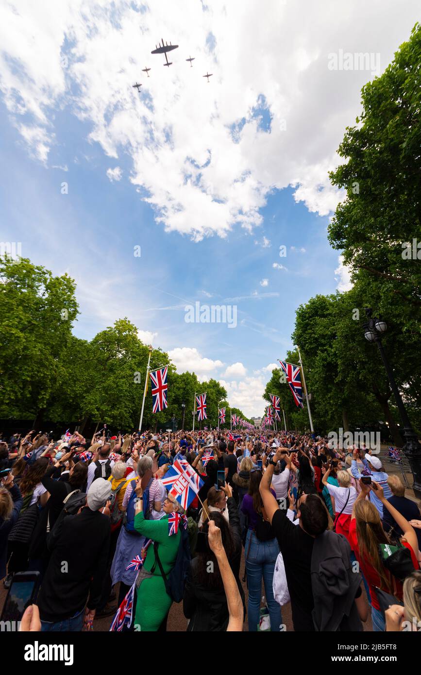 Jubilé de platine Noël de la Reine Flycast après Trooping la couleur 2022. Bombardier RAF BBMF Lancaster et Spitfire et Hurricane Fighters Banque D'Images