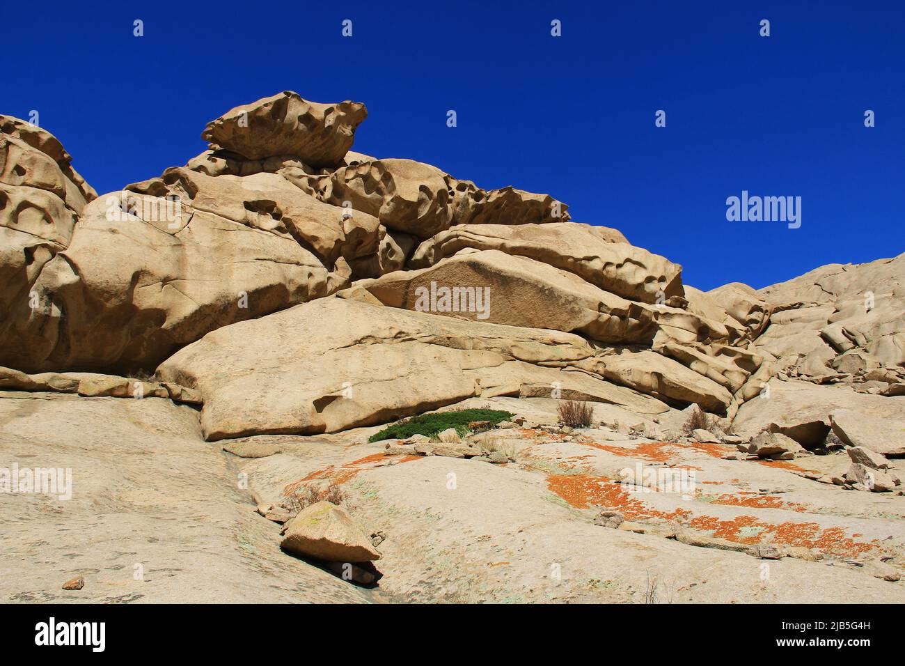 D'énormes roches volcaniques et des pierres de différentes formes dans le tube Bektau-ATA contre le ciel en été, vue d'en dessous Banque D'Images