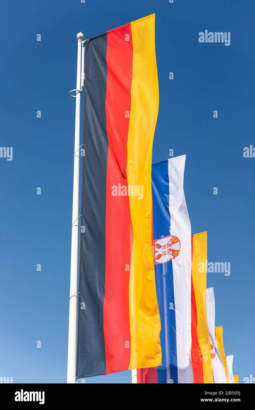 Drapeaux allemands et serbes. Gouvernement, politique, diplomatie, commerce, relations étrangères entre les pays européens. Banque D'Images