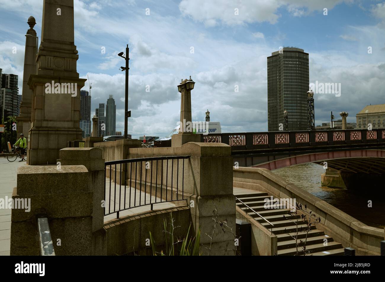 LondonUK - 29 mai 2022 : vue sur la Tamise de couleur marron, Londres, le pont de Lambeth et la tour millbank par temps ensoleillé avec nuages Banque D'Images