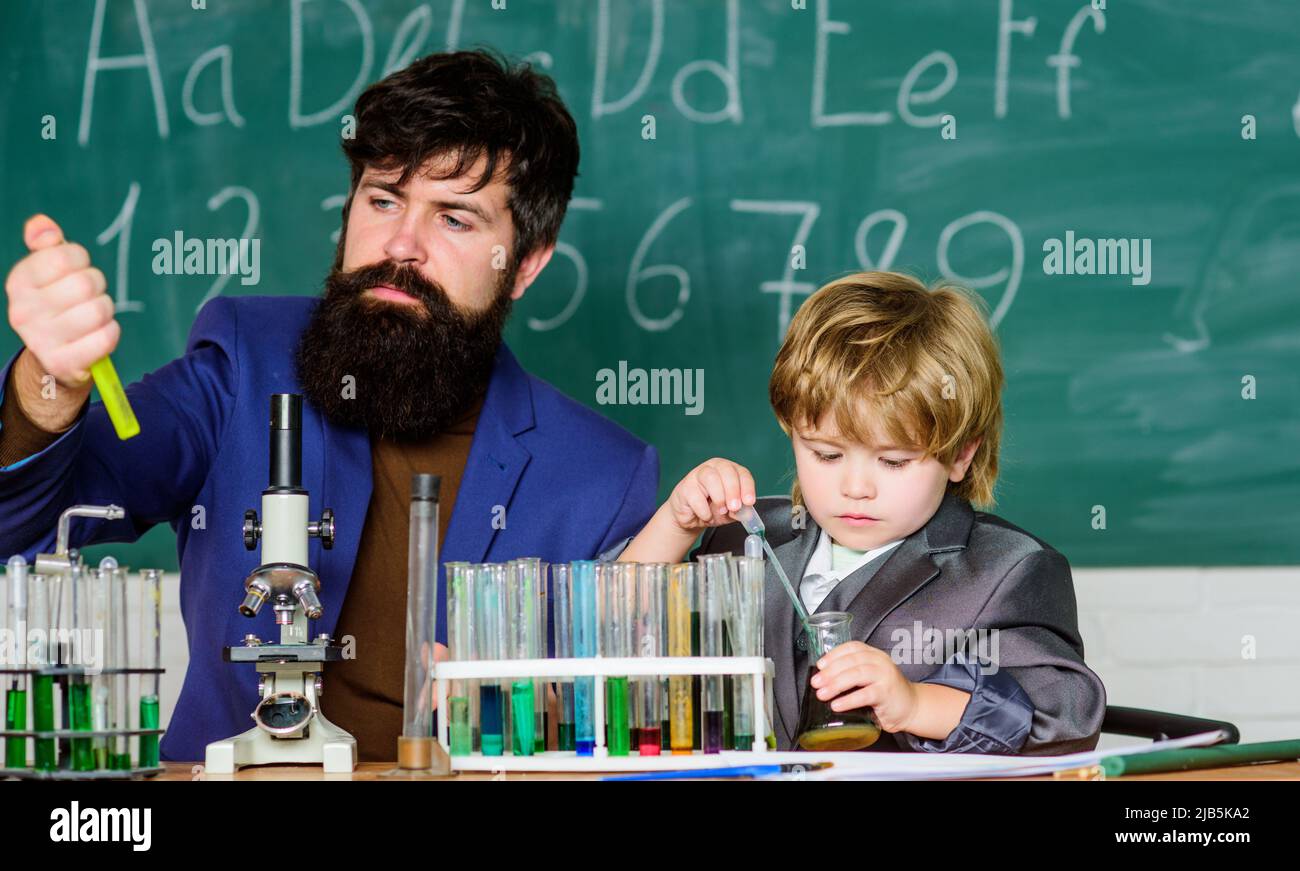 Étudier est intéressant. Invention chimique. Étudier dans l'activité éducative par l'expérience. J'aime étudier à l'école. Enseignant et élève garçon dedans Banque D'Images