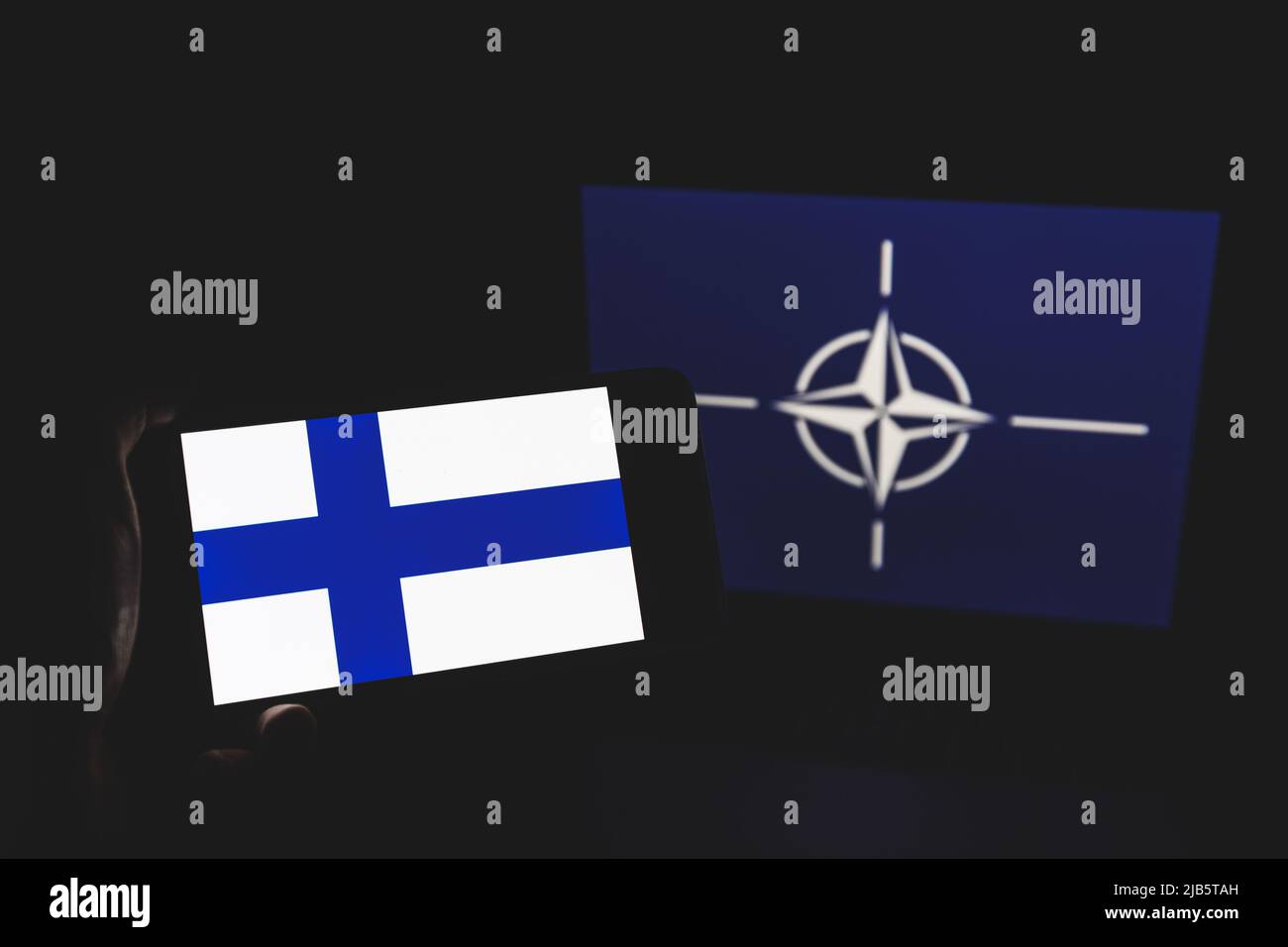 La Finlande et le drapeau de l'OTAN en arrière-plan. Drapeau de l'OTAN en arrière-plan Banque D'Images