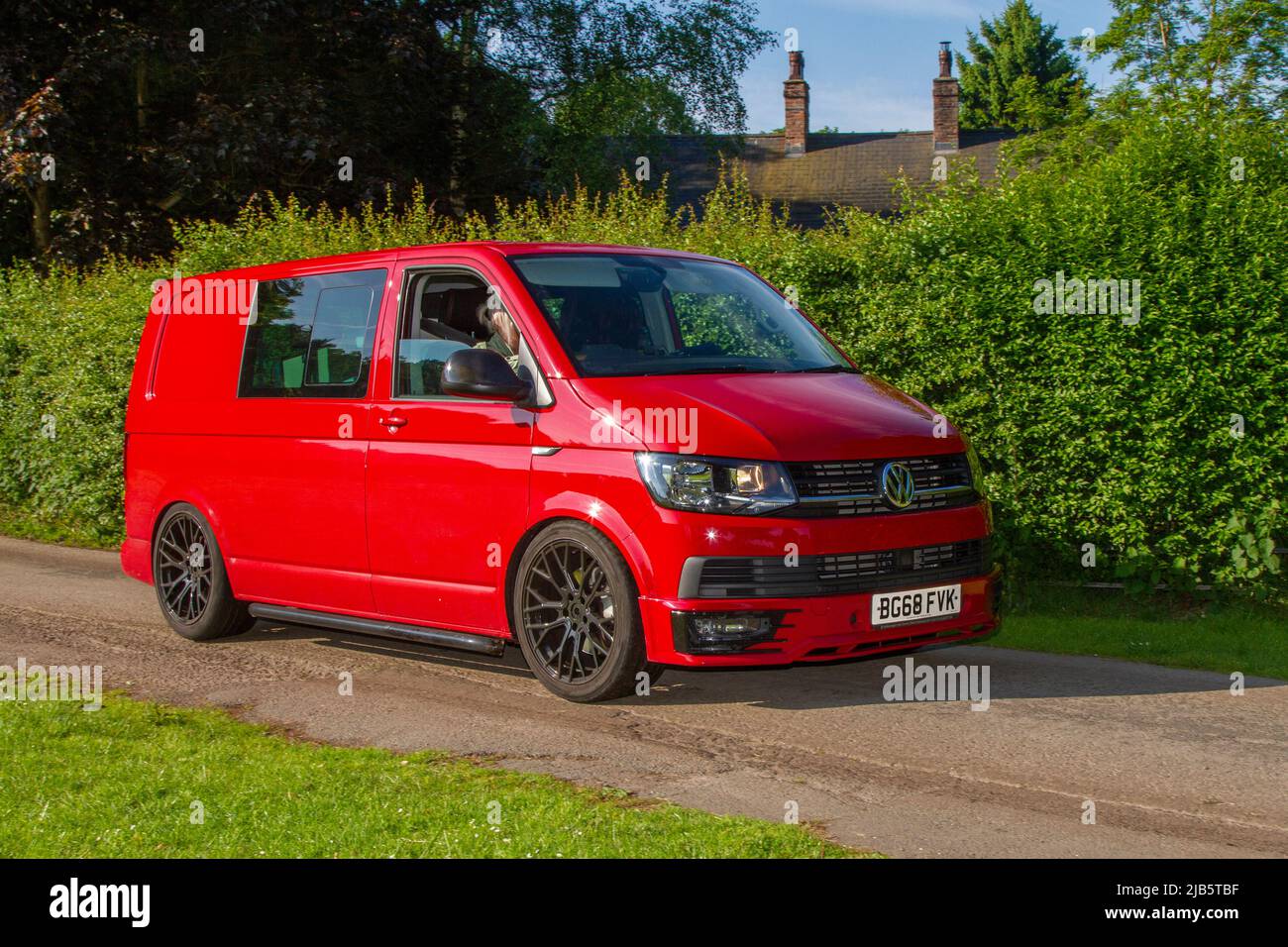 2018 Red Volkswagen transporter T32 H-LN TDI arrivant à Worden Park Motor Village pour le Festival de Leyland, Royaume-Uni Banque D'Images