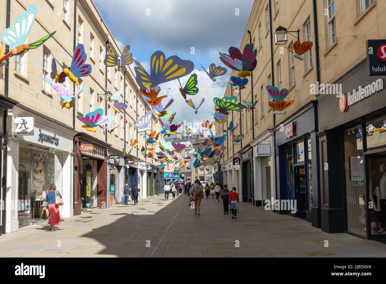 Papillons aux couleurs vives suspendus dans les airs au-dessus des acheteurs dans le centre commercial Southgate, ville de Bath, Somerset, Angleterre, Royaume-Uni Banque D'Images