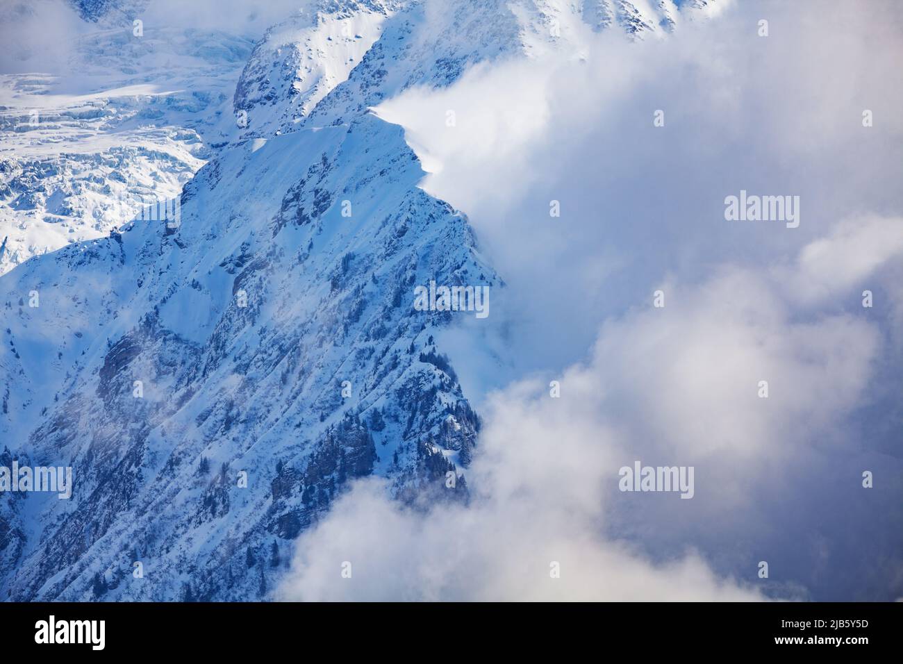 Mont blanc montagnes massives avec nuages d'un côté, vue de dessus Banque D'Images