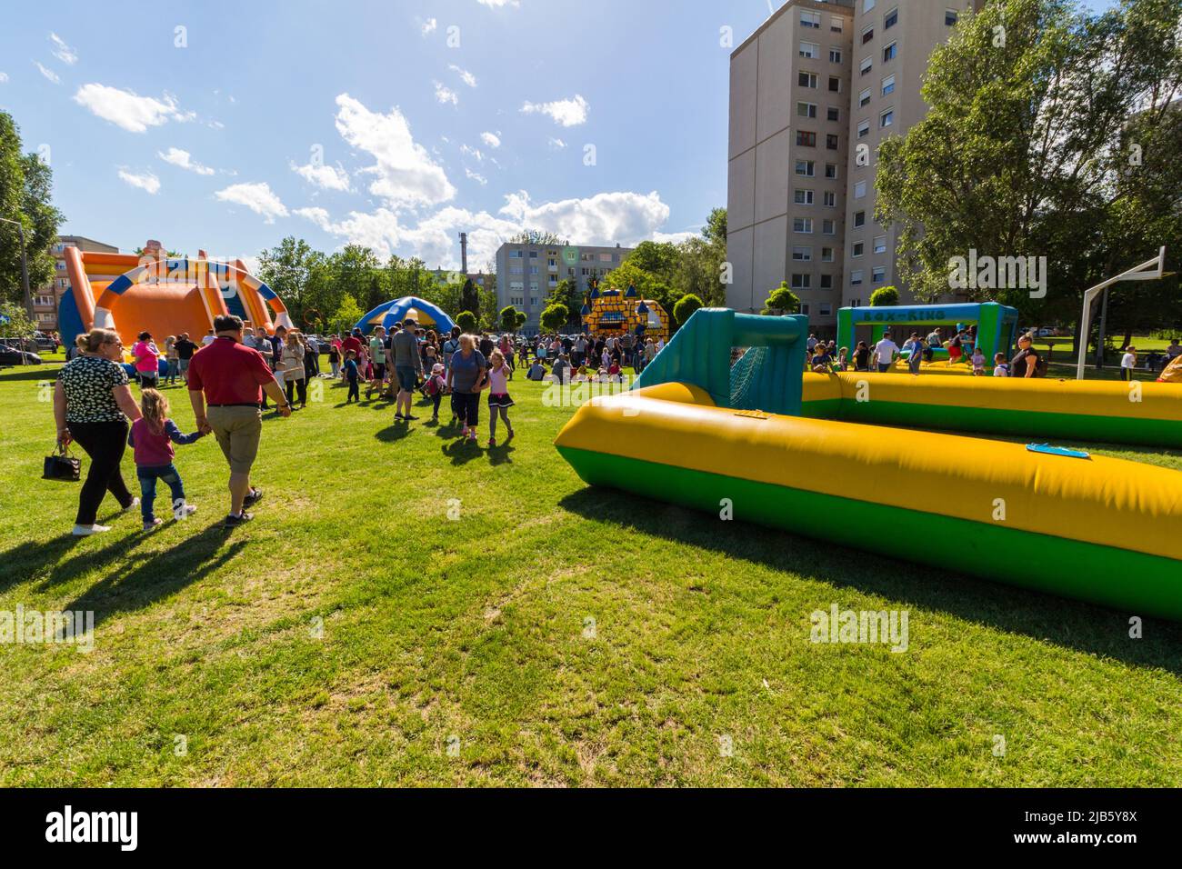 Un château gonflable et un terrain de football lors d'un événement en plein air le jour de l'enfance, à Sopron, en Hongrie Banque D'Images