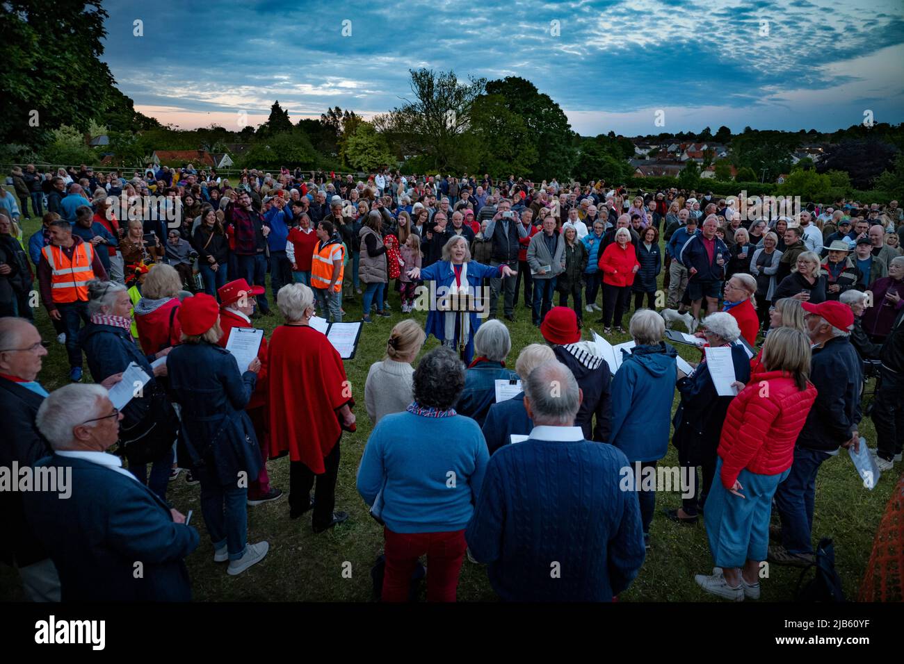 Thaxted, Royaume-Uni. 02nd juin 2022. Thaxted Essex Royaume-Uni Jubilé platine cérémonie d'éclairage et feux d'artifice 2 juin 2022 Thaxted Singers Community Choir. Tard dans la soirée à Thaxted comme le Beacon, l'un des 700 à l'échelle nationale, est illuminé pour célébrer le Jubilé de platine de sa Majesté la reine Elizabeth II, 70 ans sur le trône. Crédit : BRIAN HARRIS/Alay Live News Banque D'Images