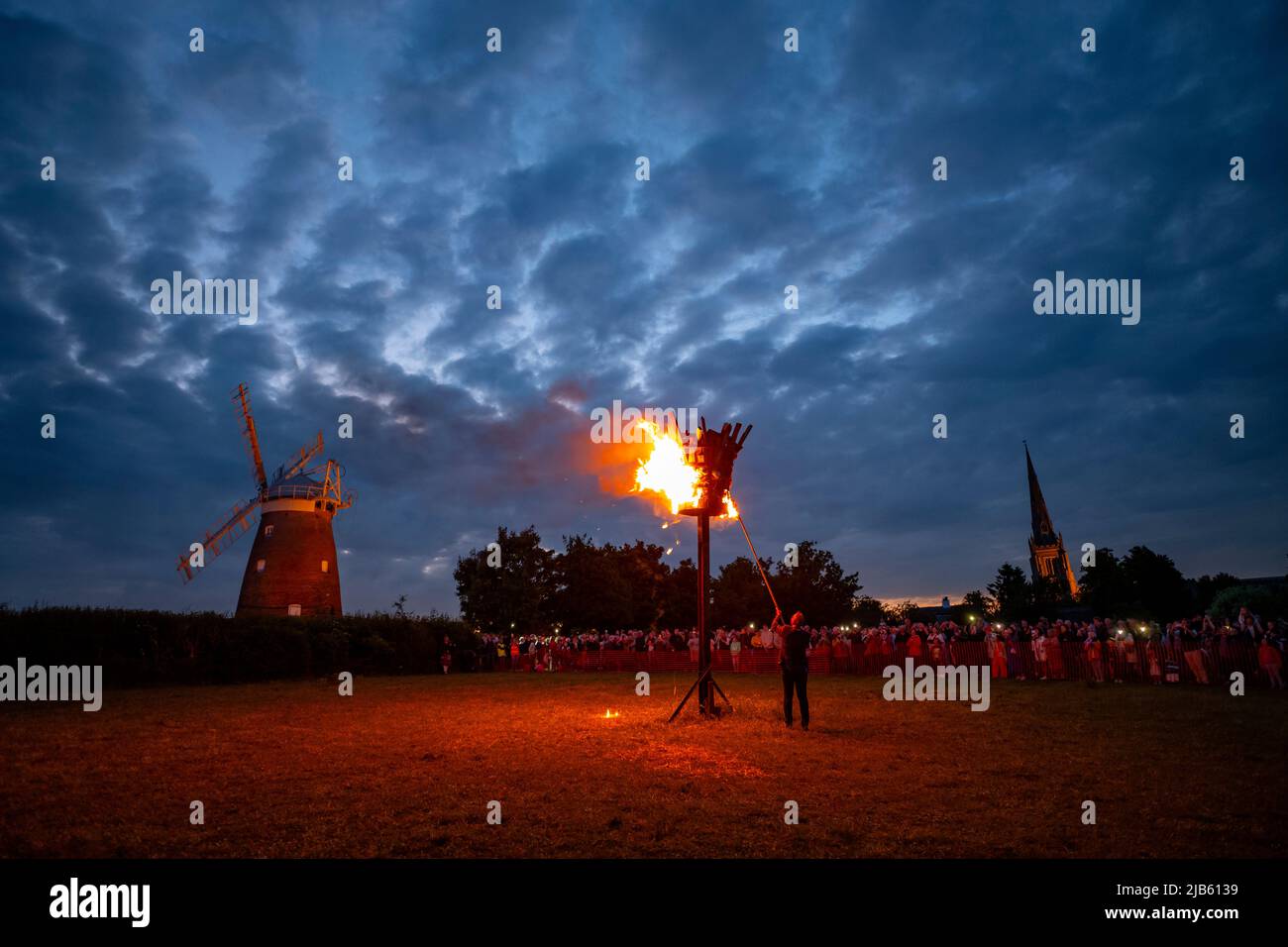 Thaxted, Royaume-Uni. 02nd juin 2022. Thaxted Essex UK Platinum Jubilee cérémonie d'éclairage et feux d'artifice 2 juin 2022 tard dans la soirée à Thaxted comme le Beacon, l'un des 700 à travers le pays, est illuminé pour célébrer le Jubilé de platine de sa Majesté la reine Elizabeth II, 70 ans sur le trône à l'ombre de John Webbs Moulin du 18th siècle et de l'église Thaxted du 13th siècle. Crédit : BRIAN HARRIS/Alay Live News Banque D'Images