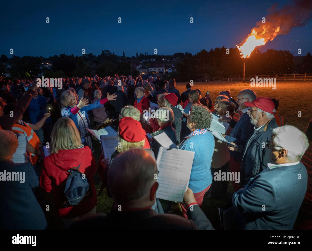 Thaxted, Royaume-Uni. 02nd juin 2022. Thaxted Essex UK Platinum Jubilee Beacon Lighting Cereding and Fireworks 2 juin 2022 Thaxted Singers Community Choir chantant « Mong for the Commonwealth » par Lucy Keily de l'Australie et Vincent Atueyi Chinemelu du Nigeria. Tard dans la soirée à Thaxted comme le Beacon, l'un des 700 à l'échelle nationale, est illuminé pour célébrer le Jubilé de platine de sa Majesté la reine Elizabeth II, 70 ans sur le trône. Crédit : BRIAN HARRIS/Alay Live News Banque D'Images