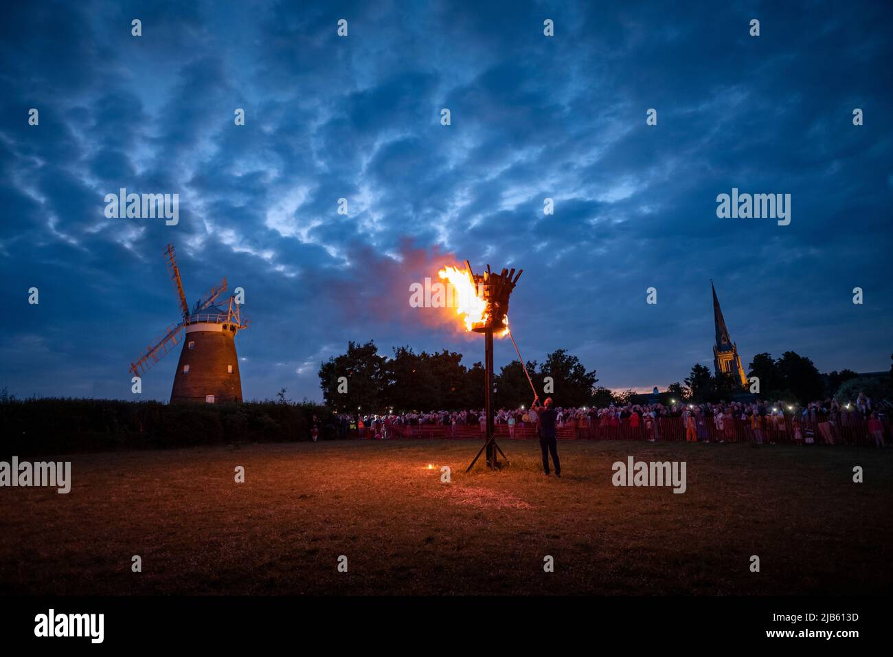 Thaxted, Royaume-Uni. 02nd juin 2022. Thaxted Essex UK Platinum Jubilee cérémonie d'éclairage et feux d'artifice 2 juin 2022 tard dans la soirée à Thaxted comme le Beacon, l'un des 700 à travers le pays, est illuminé pour célébrer le Jubilé de platine de sa Majesté la reine Elizabeth II, 70 ans sur le trône à l'ombre de John Webbs Moulin du 18th siècle et de l'église Thaxted du 13th siècle. Crédit : BRIAN HARRIS/Alay Live News Banque D'Images