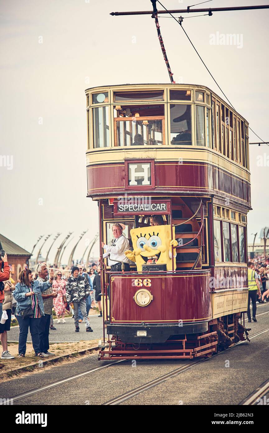 Défilé de tram du jubilé de platine à Blackpool. Bolton tram 66 et Bob l'éponge pantalon carré Banque D'Images