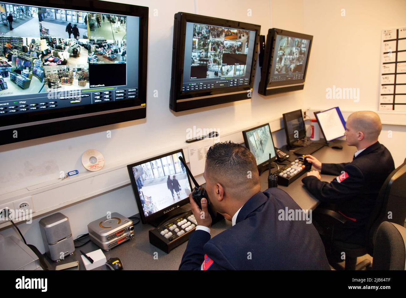 Pays-Bas. Les agents de sécurité d'un grand centre commercial regardent les images en direct des caméras du centre commercial. Banque D'Images