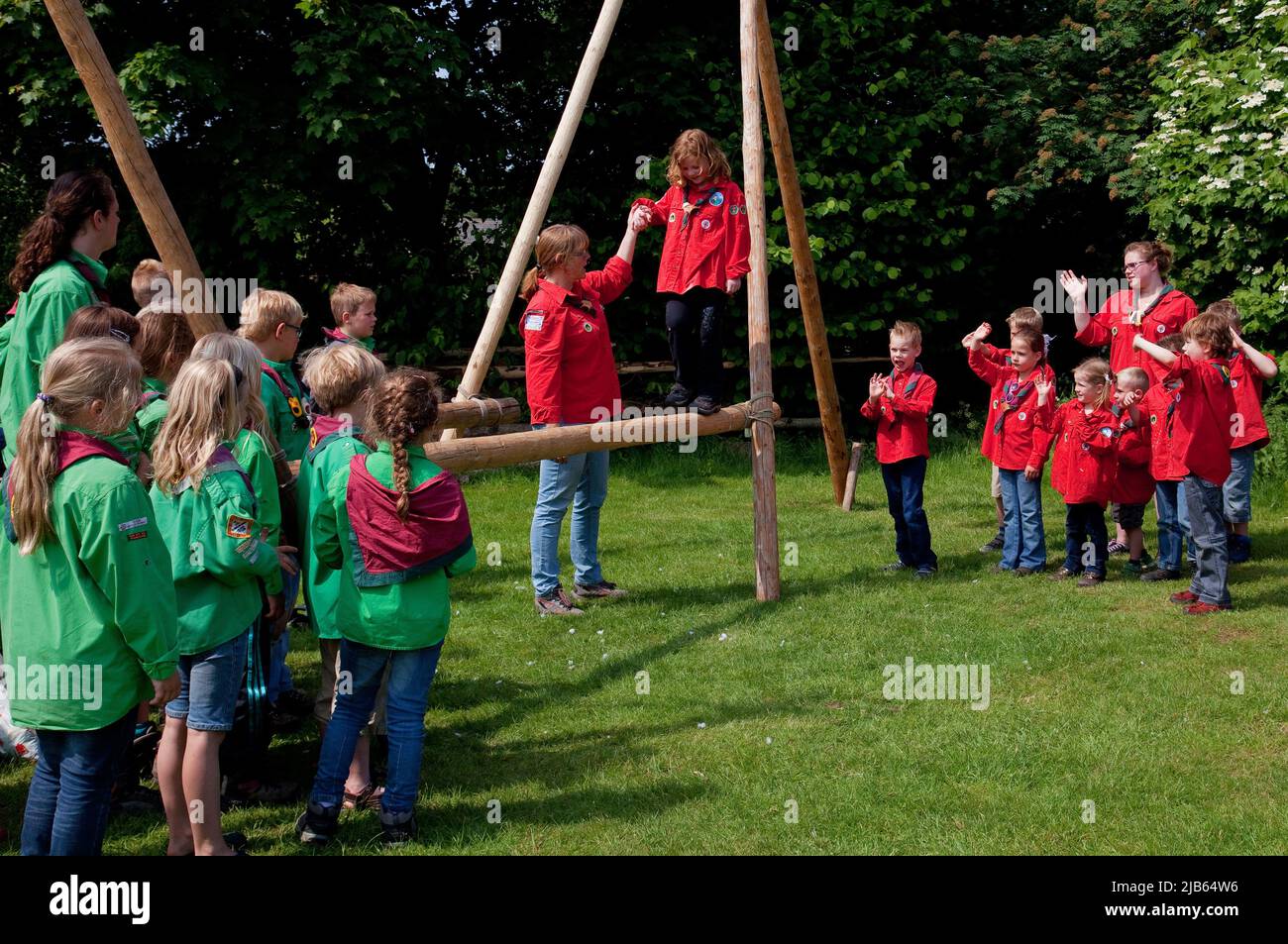 Pays-Bas, Beilen. Transfert du groupe de castors au groupe de câbs en traversant un pont de pôle. Le Scoutisme est une activité populaire pour les enfants de différents Banque D'Images